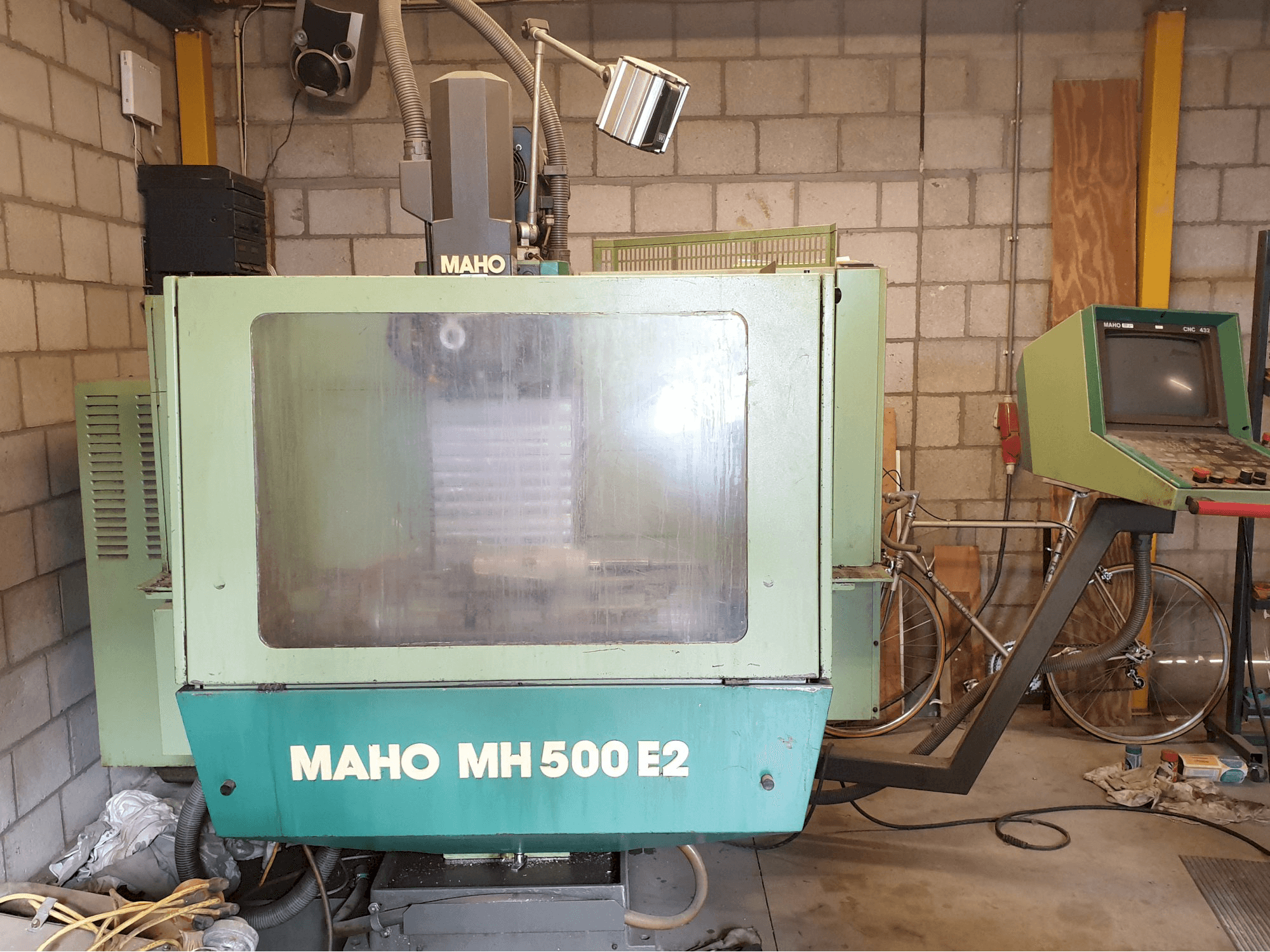 Linke Seitenansicht der Maho MH 500 Maschine