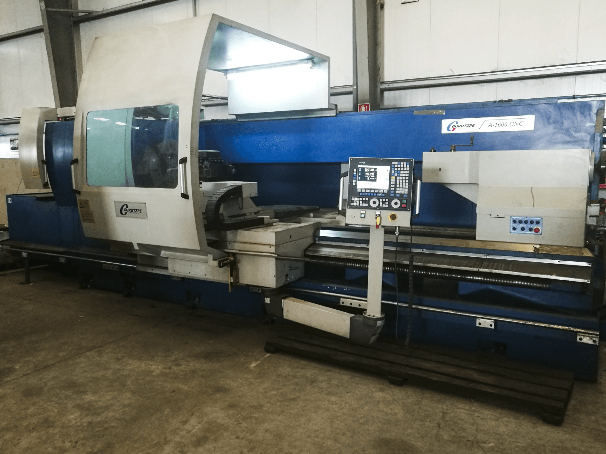 Linke Ansicht der Gurutzpe A-1600 CNC Maschine