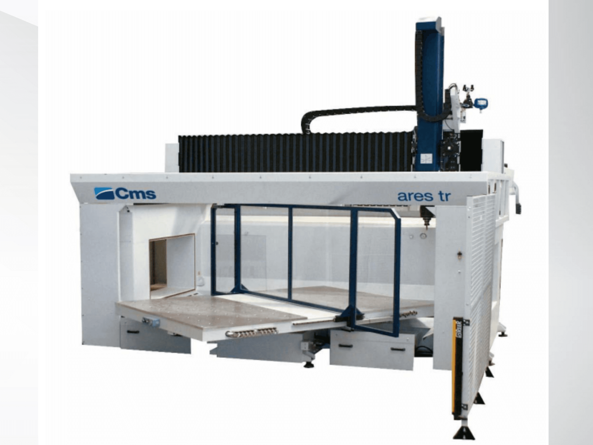 CMS Ares TR CNC-Maschine, Seitenansicht, verfügt über einen großen Arbeitstisch und eine geschlossene Konstruktion für Präzisionsschneidanwendungen.