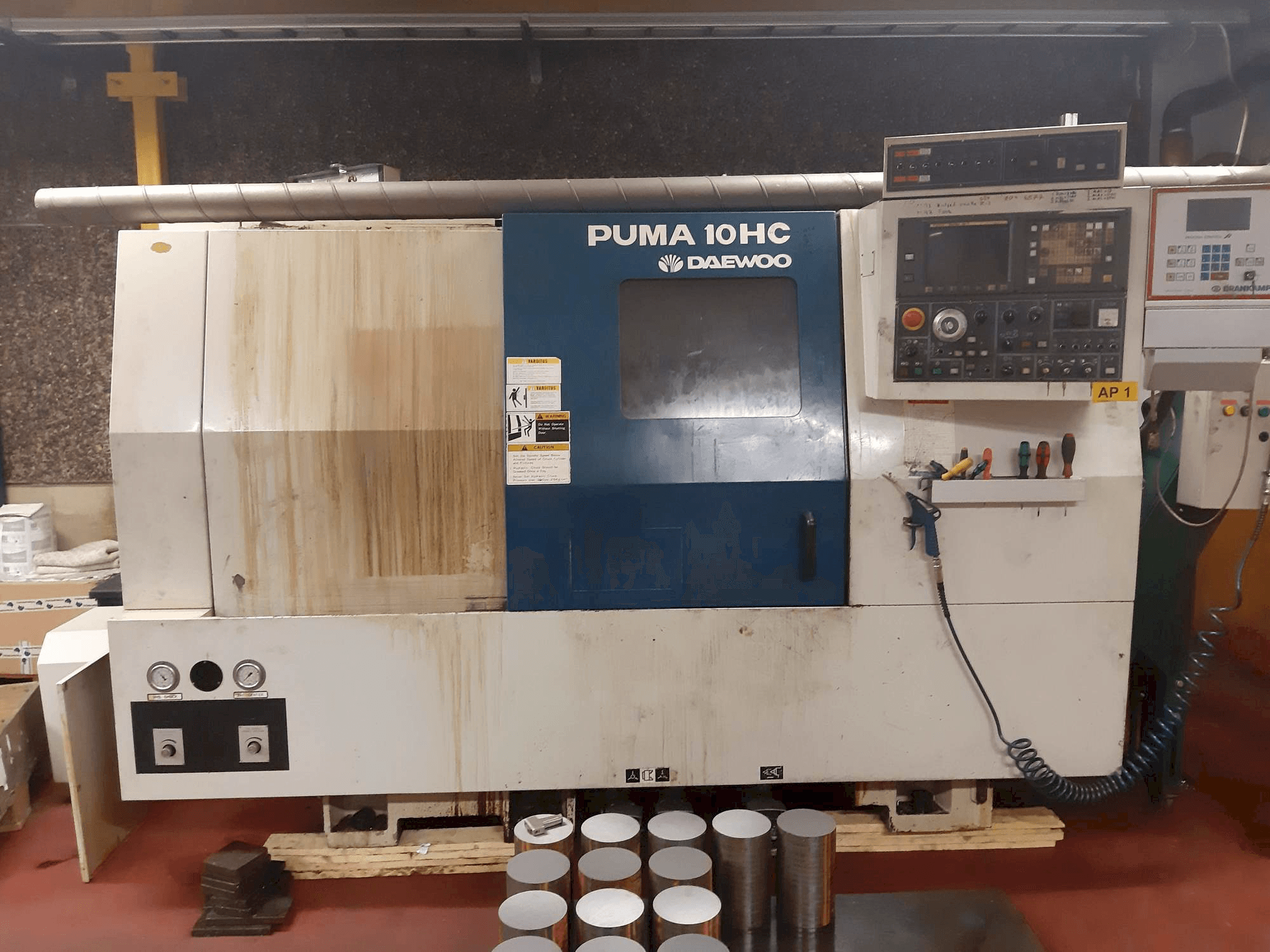 Frontansicht der DAEWOO Puma 10 HC Maschine