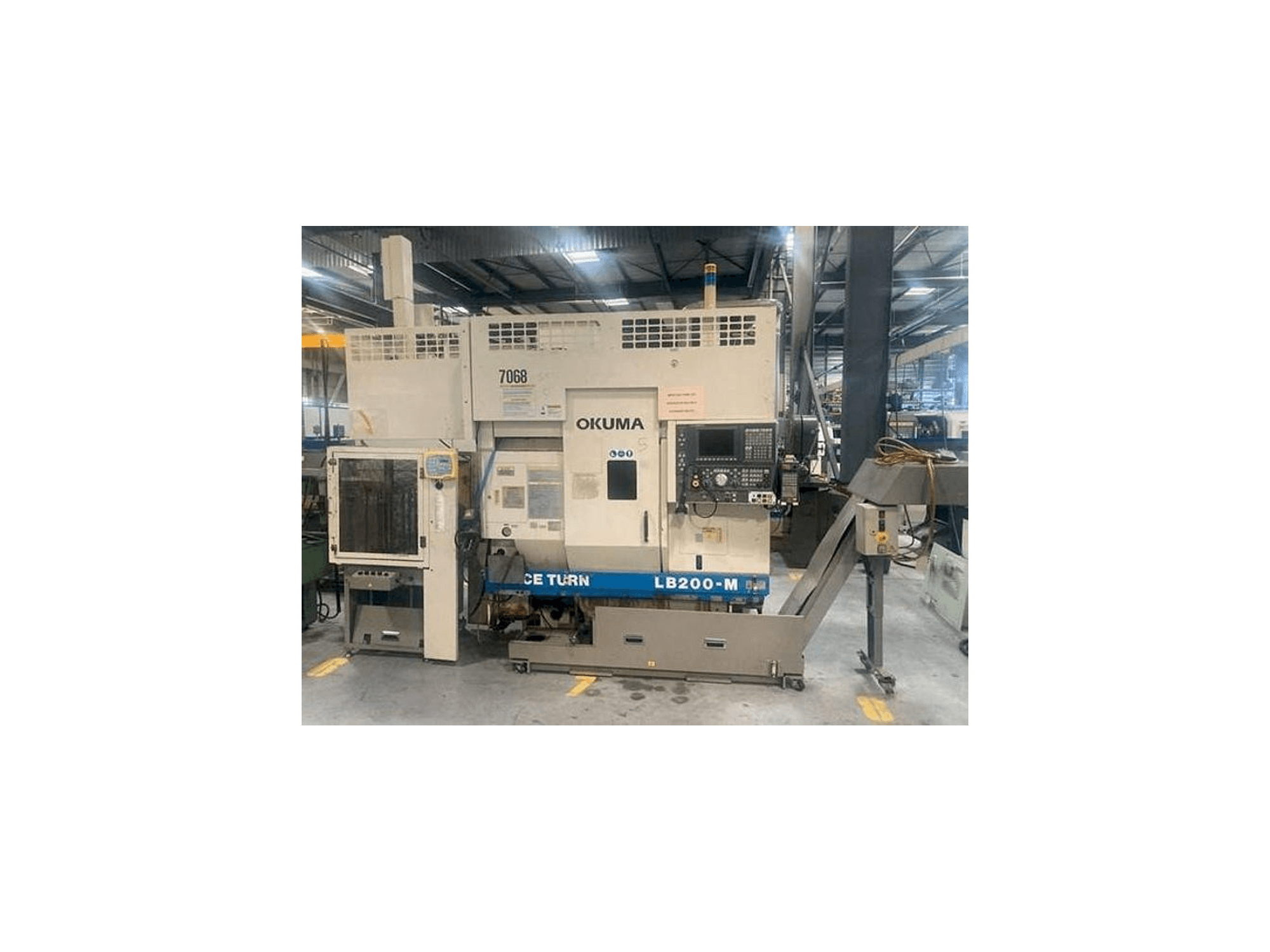 Frontansicht der Okuma LB 200M Maschine