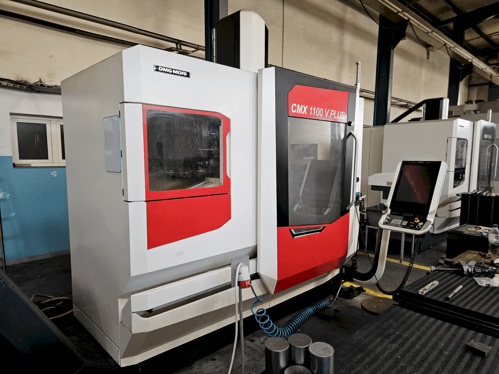 Frontansicht der DMG MORI CMX 1100 V Maschine