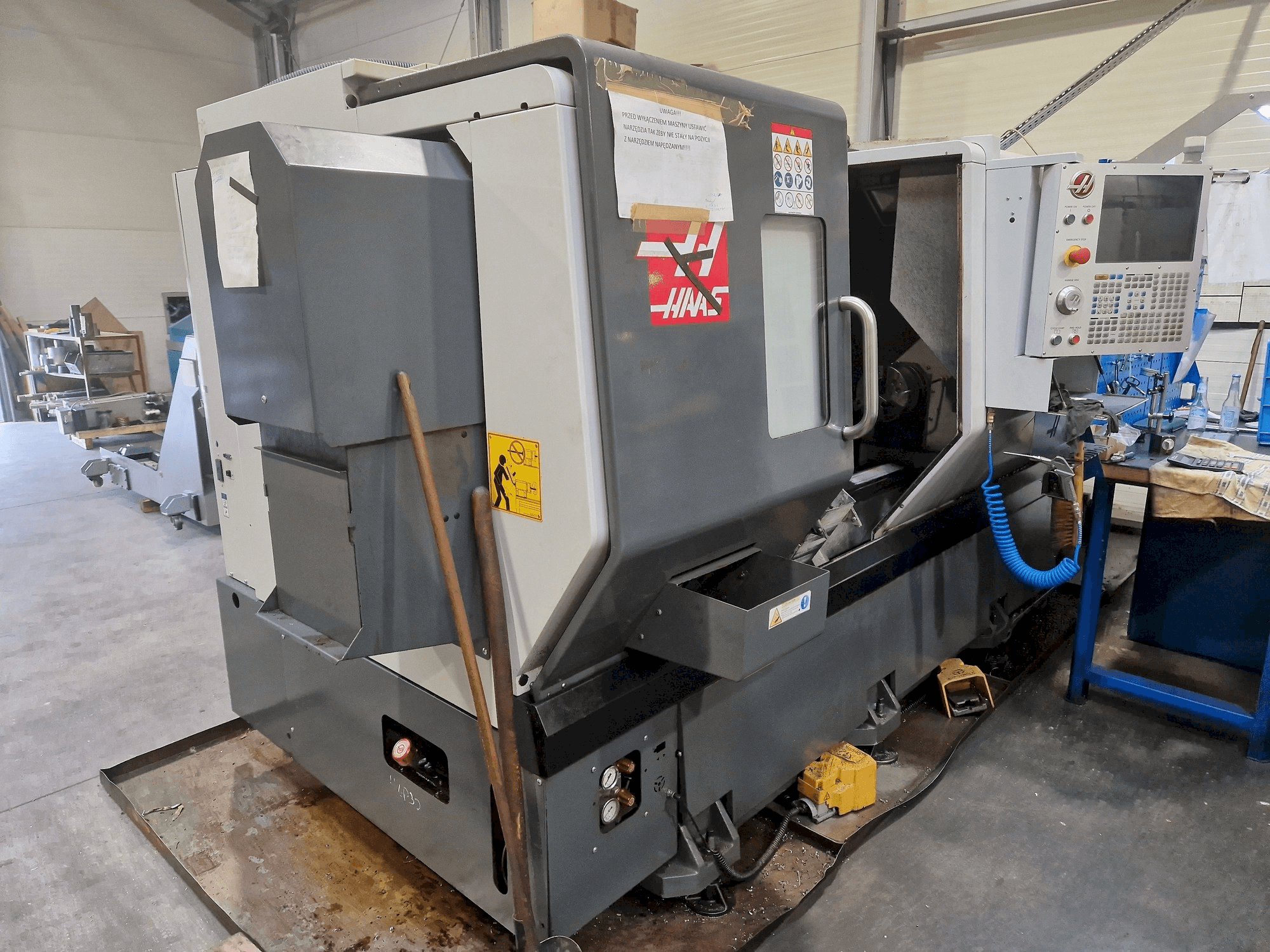 Linke Seitenansicht der HAAS DS-30Y Maschine