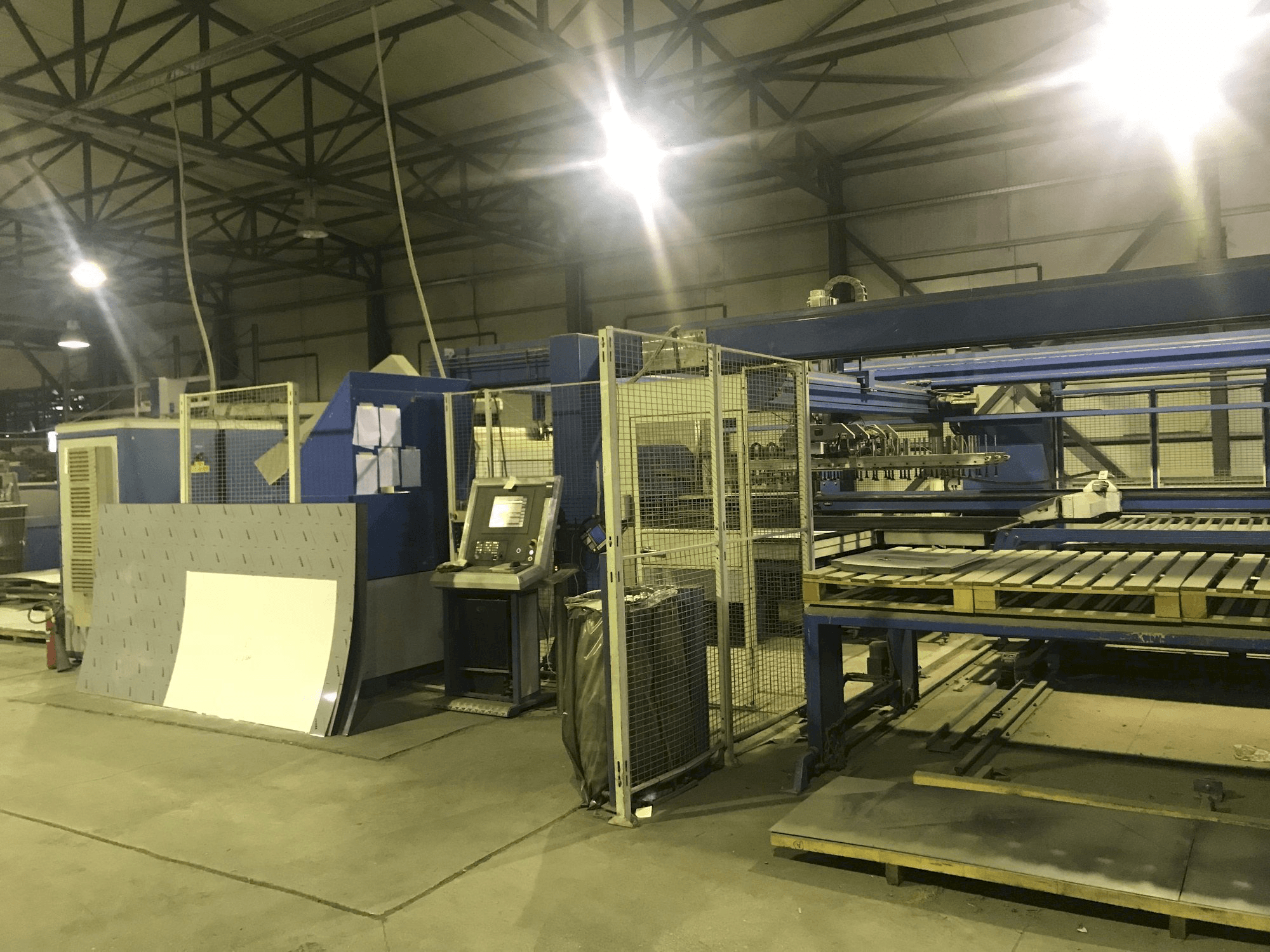 Frontansicht der Finn-Power LP6 Maschine