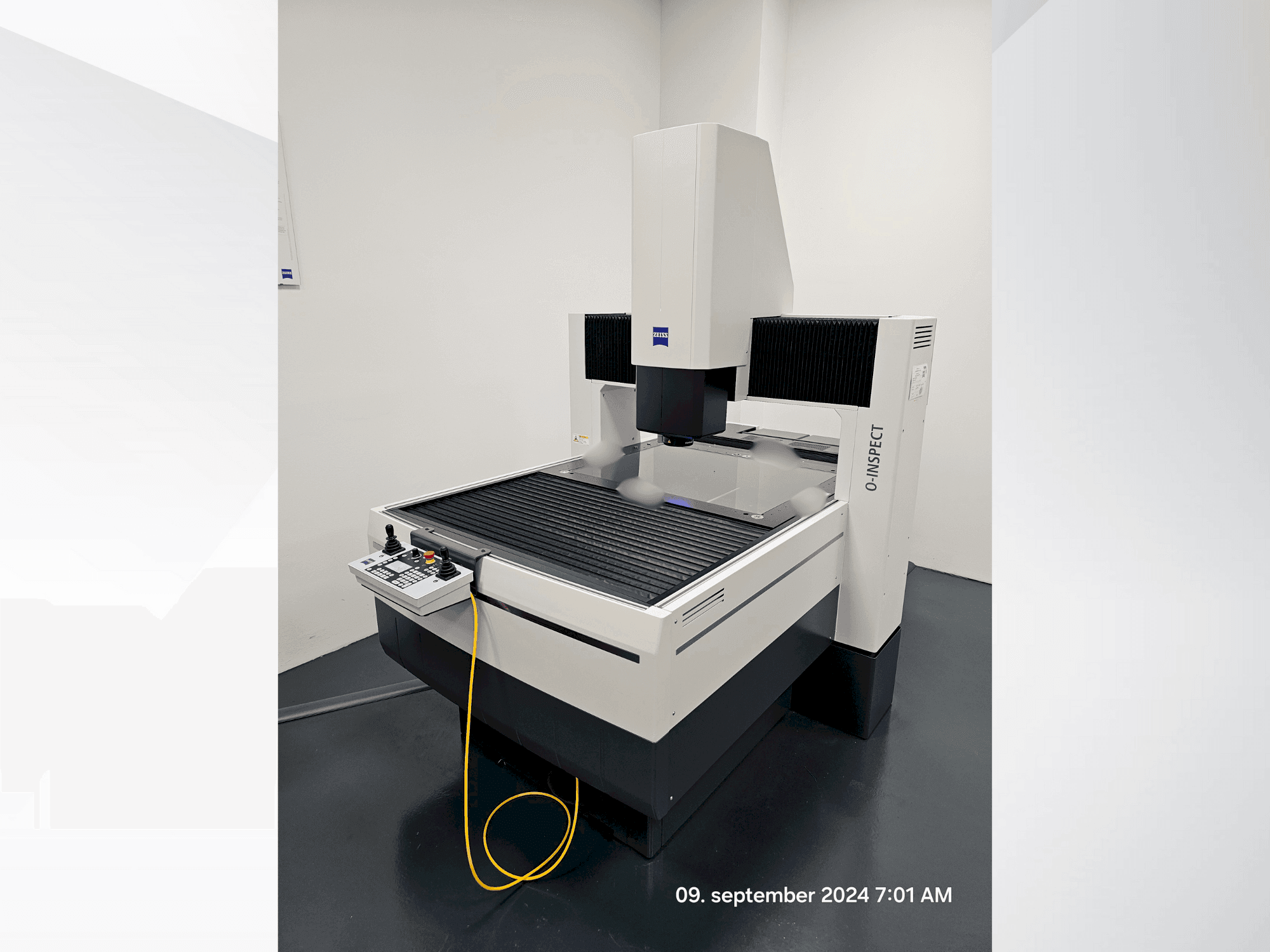 Frontansicht der ZEISS 0-inspect Maschine