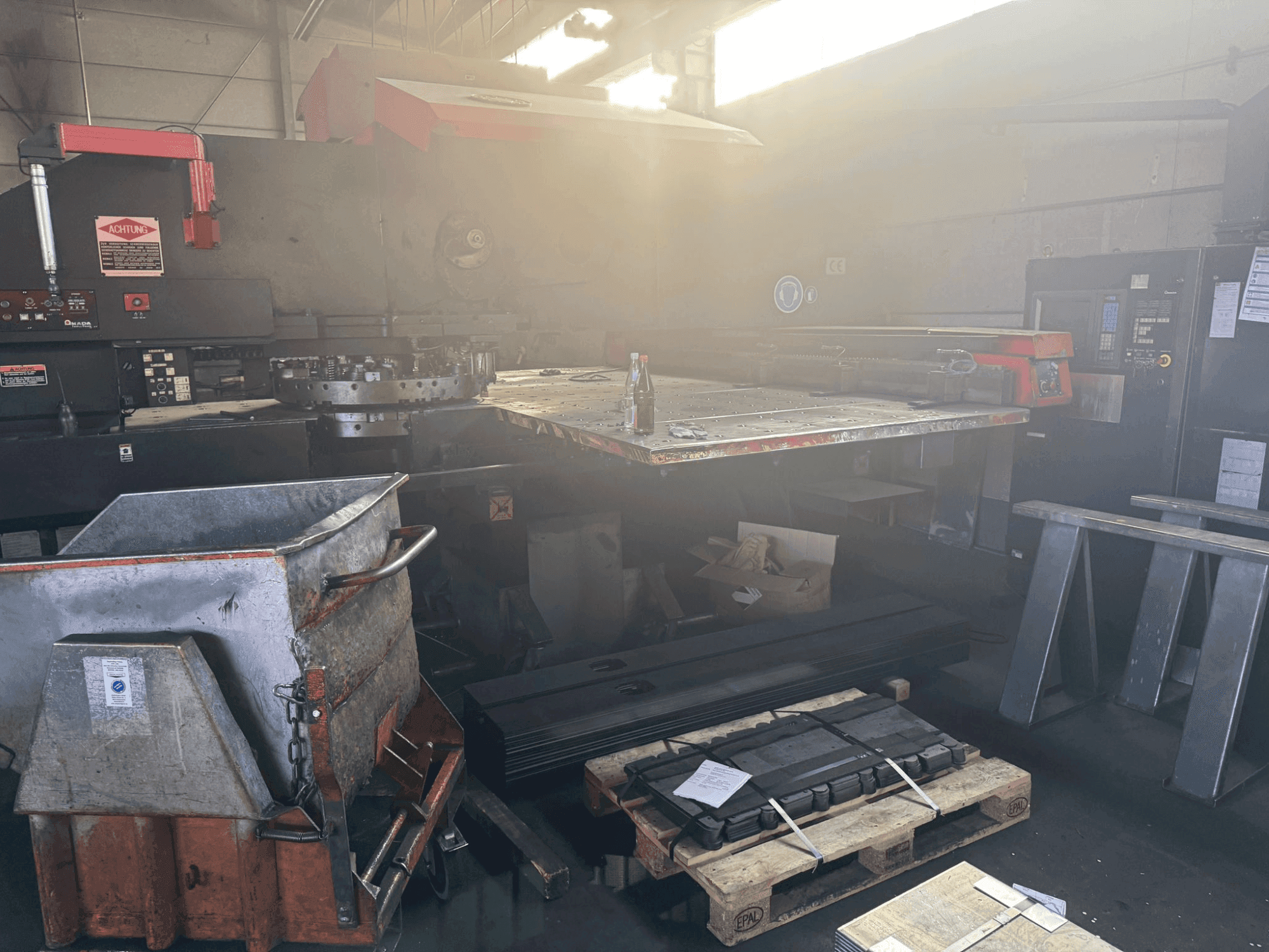 Frontansicht der AMADA PEGA 306072 2000MM Maschine