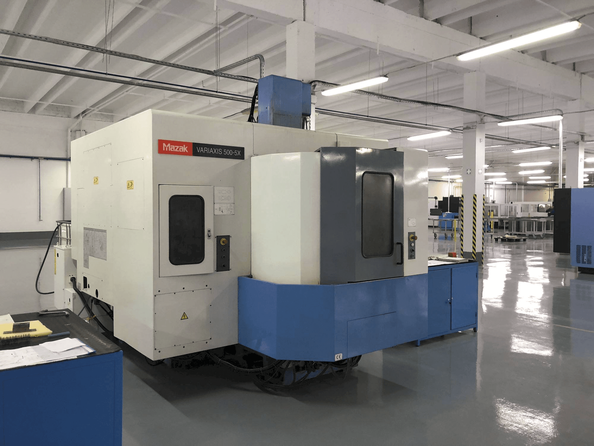 Frontansicht der Mazak VARIAXIS 500-5X Maschine