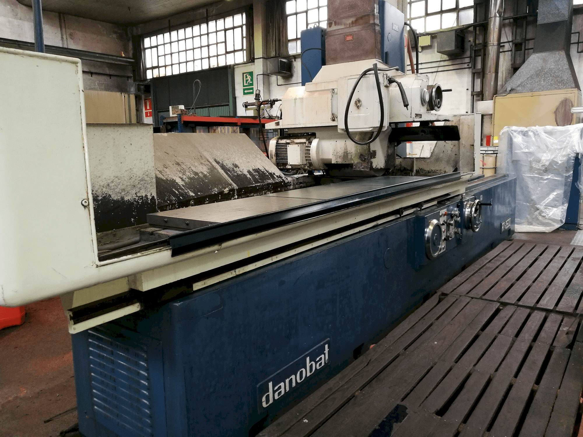 Frontansicht der DANOBAT RT-2500 Maschine