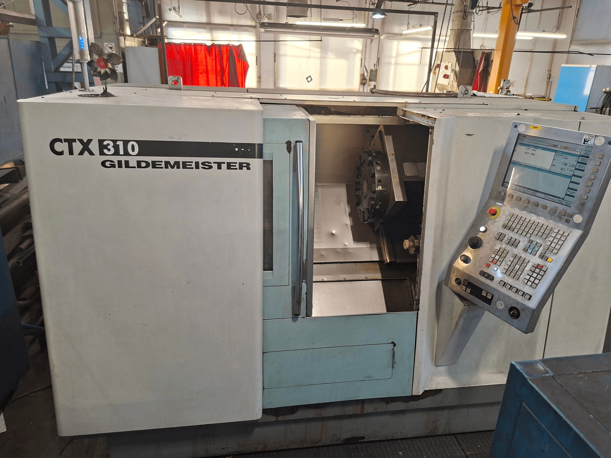 Horizontal-Drehmaschine DMG CTX 310, Vorderansicht, mit Bedienpult und freiem Zugang zum Arbeitsraum.