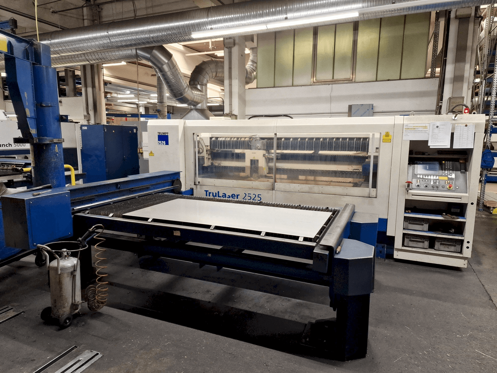 Frontansicht der Trumpf TruLaser 2525 4kW Maschine