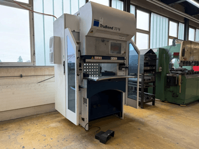 TRUMPF TruBend 7036 Abkantpresse in einer Werkstatt, Vorderansicht bei geöffneter Tür, mit Blick auf das Bedienfeld und den Biegebereich.