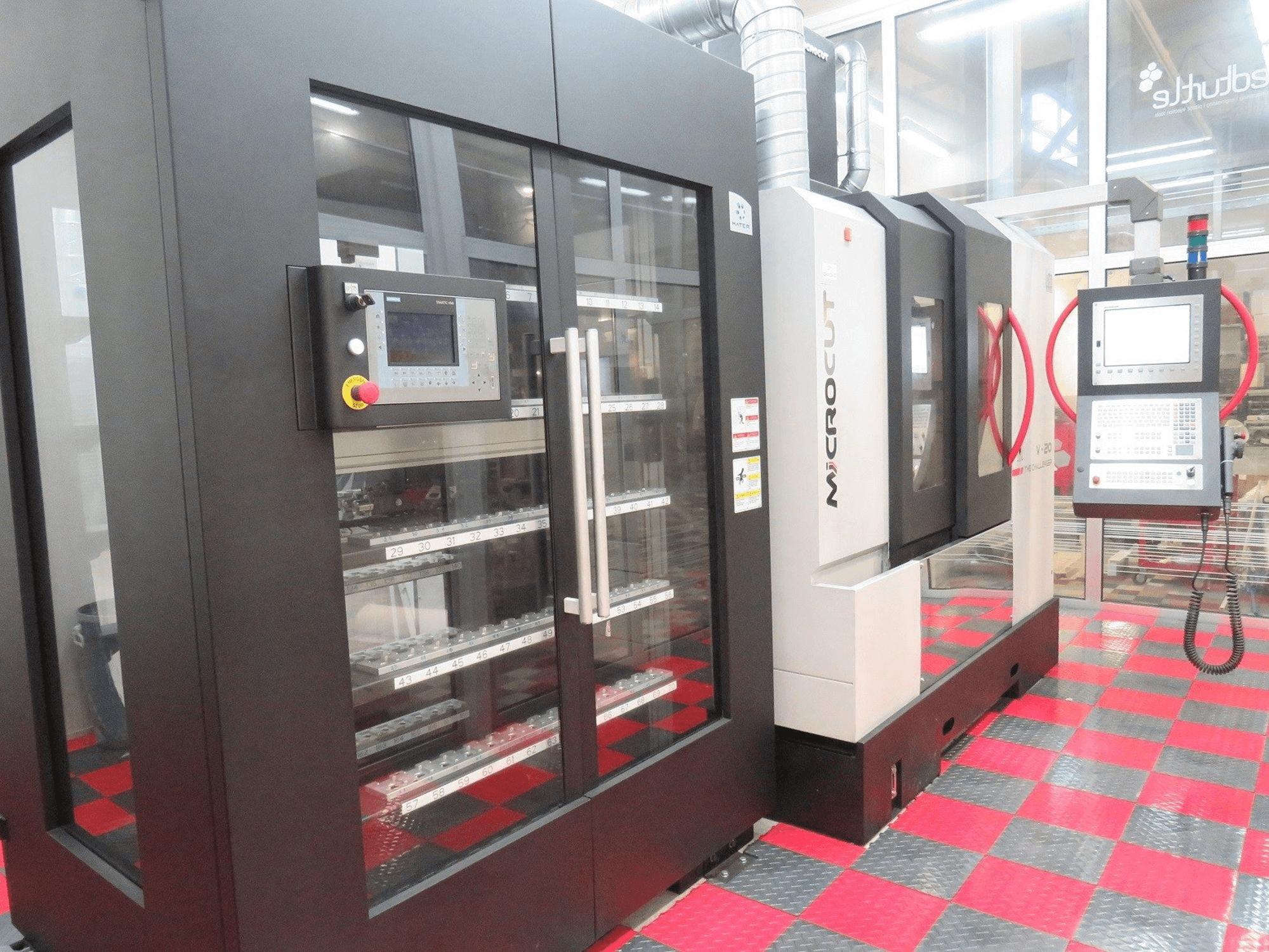 Frontansicht der MICROCUT V-20G Maschine