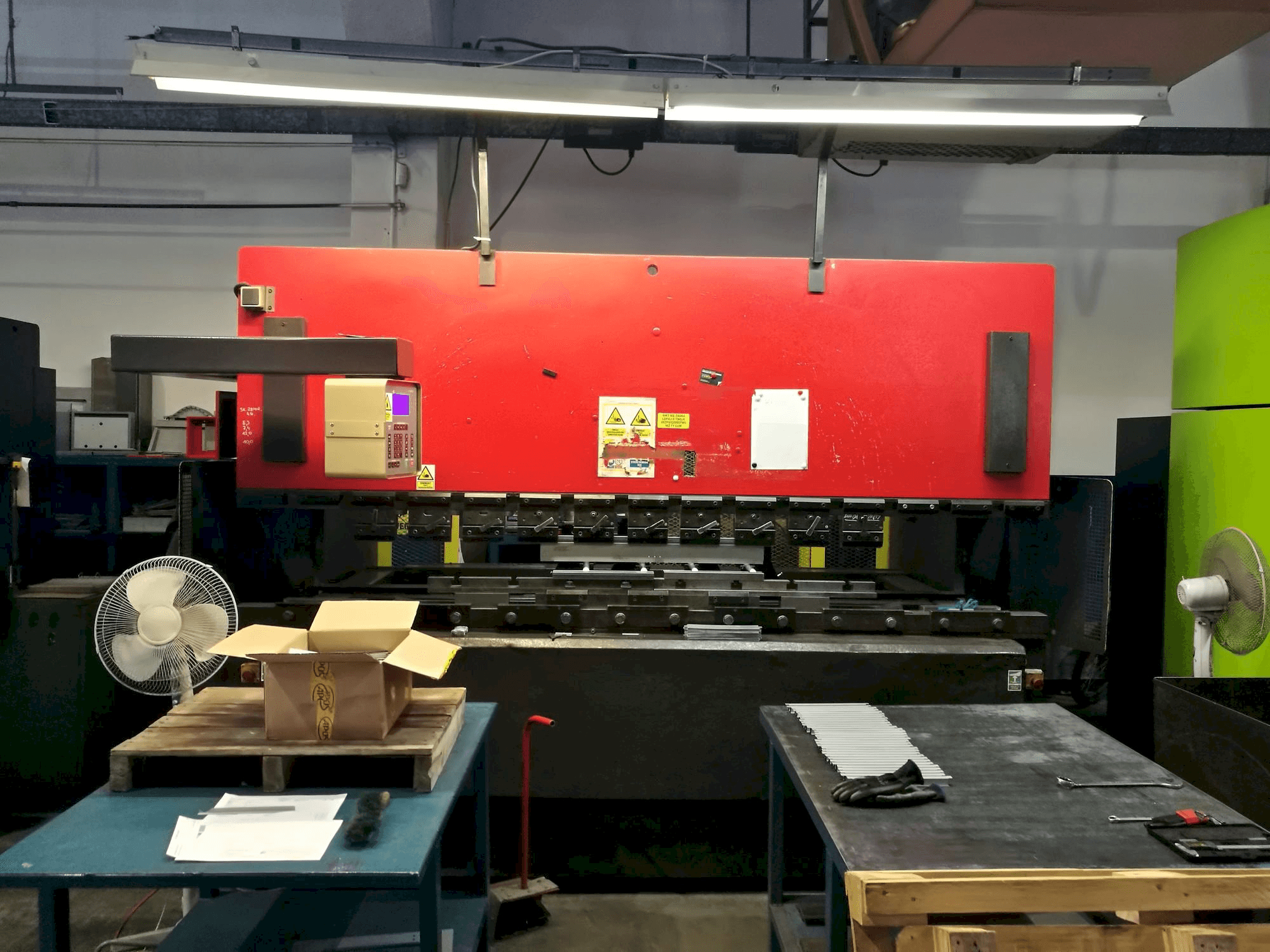 Frontansicht der AMADA ITS Maschine