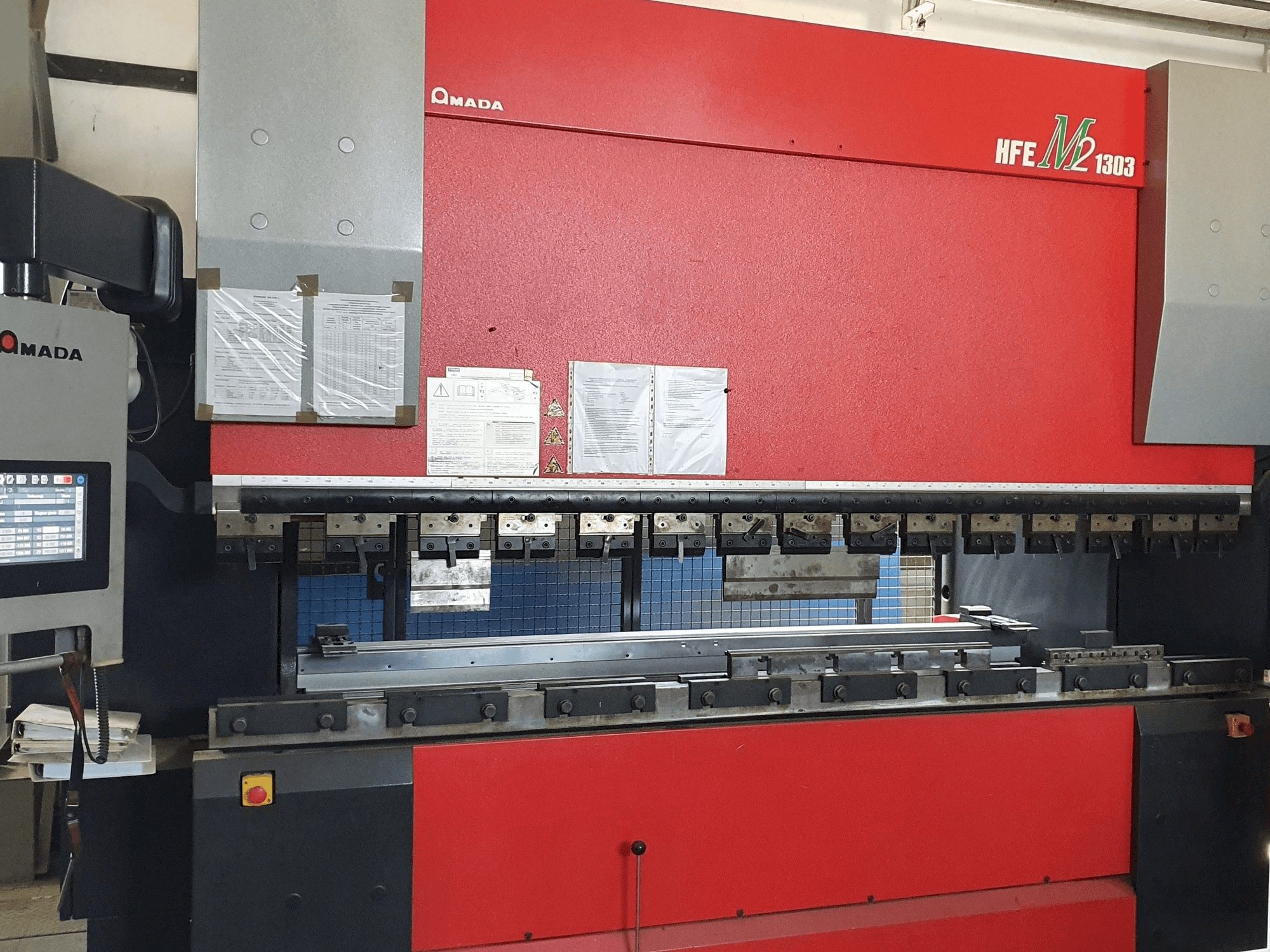 Frontansicht der AMADA HFE-1303M2 8 Axes Maschine