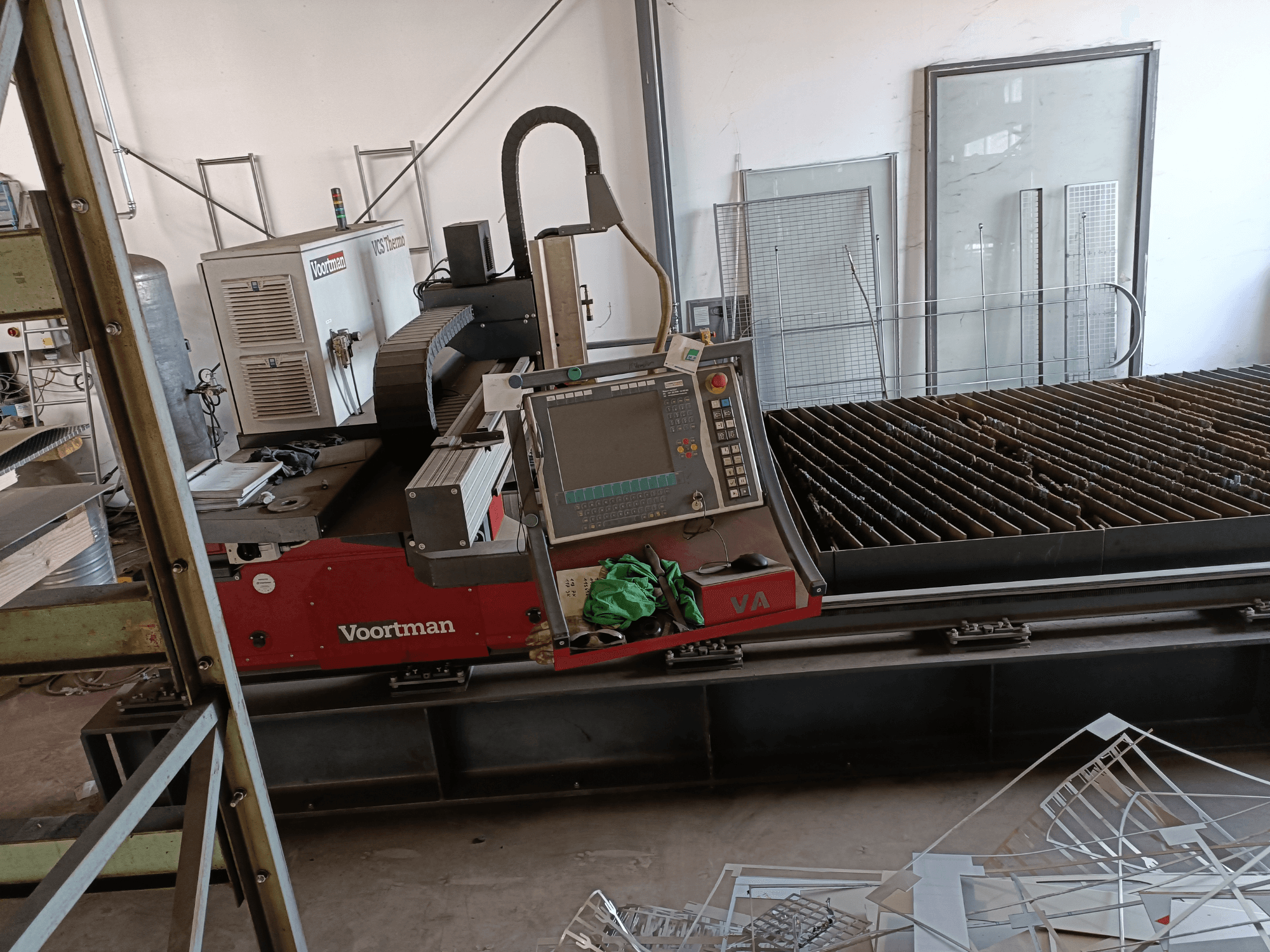 VOORTMAN VCS Thermo-Plasmaschneidemaschine, Vorderansicht, mit Bedienfeld, Schneidetisch und Details zum umgebenden Arbeitsbereich.