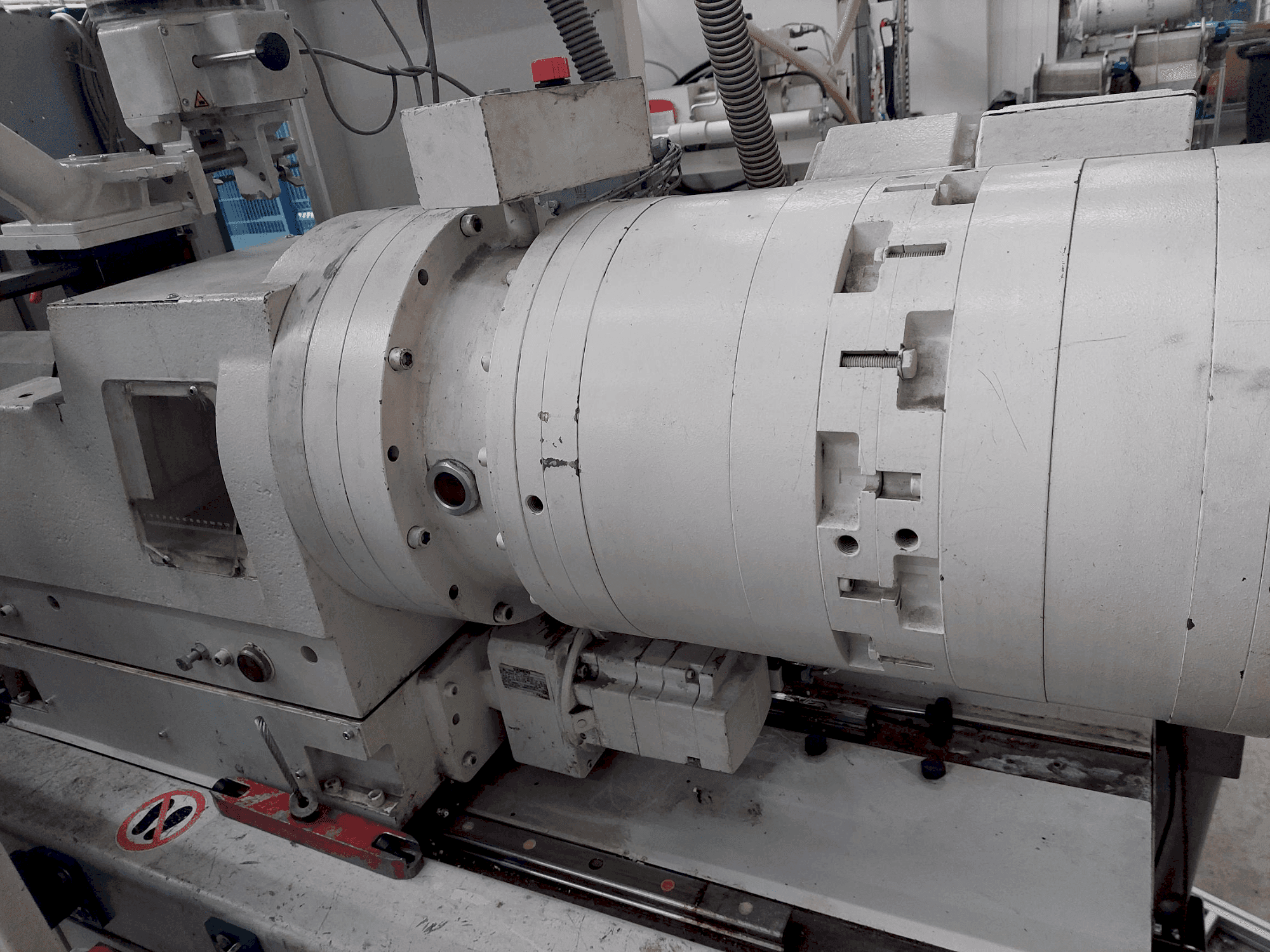 Frontansicht der Krauss Maffei 80-180 EX Maschine