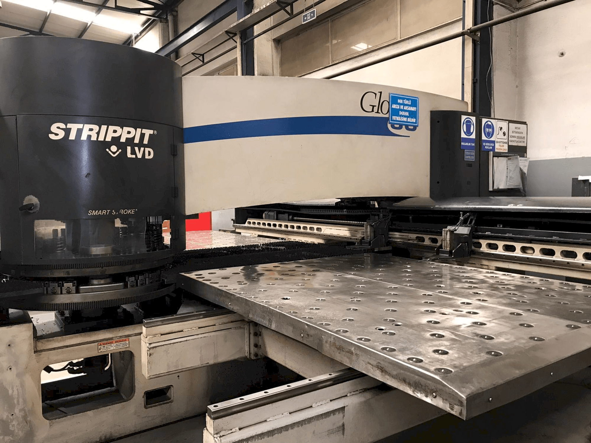 Frontansicht der LVD STRIPPIT Global 30 1525 Maschine