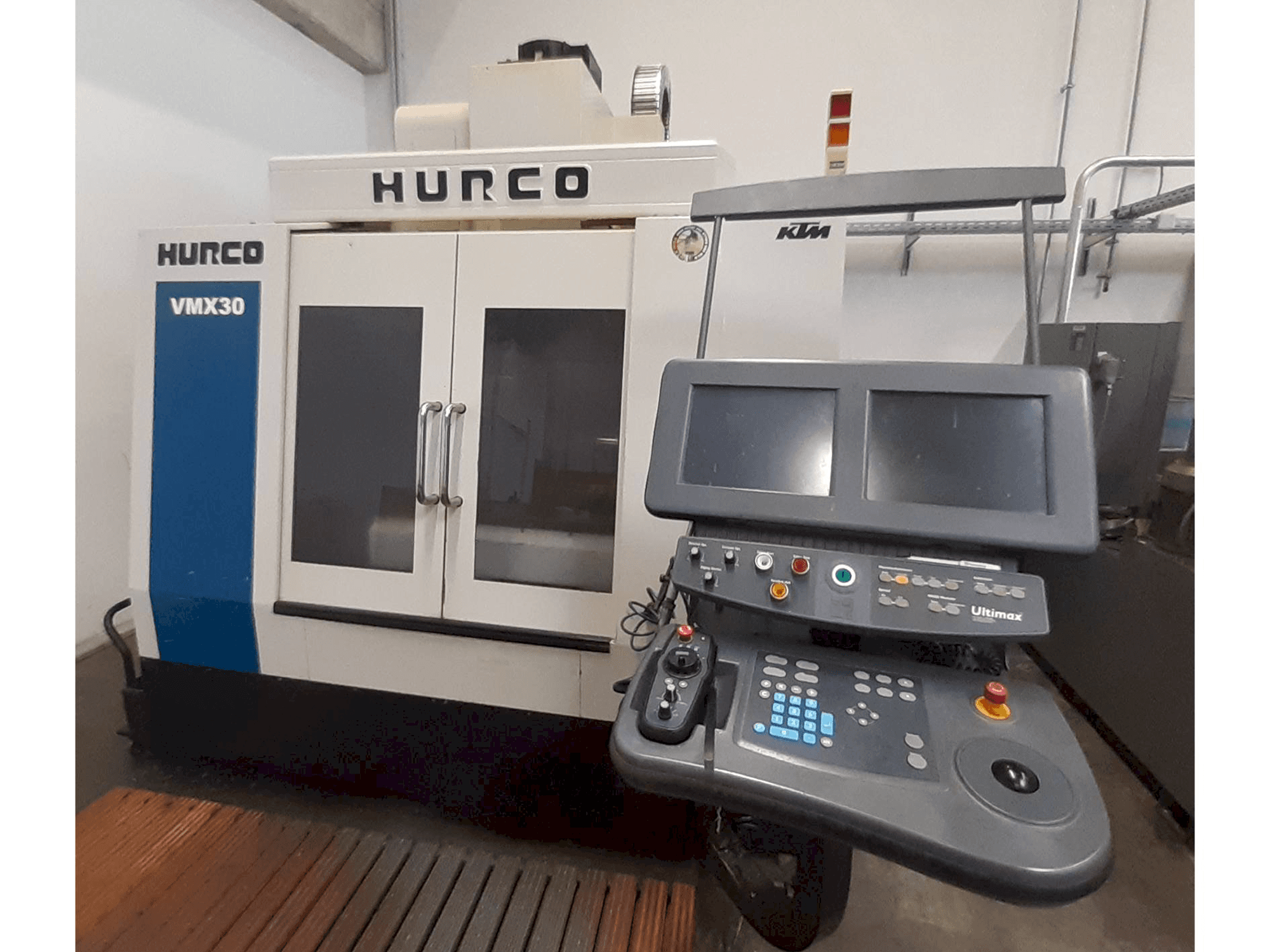 Frontansicht der Hurco VMX 30 Maschine