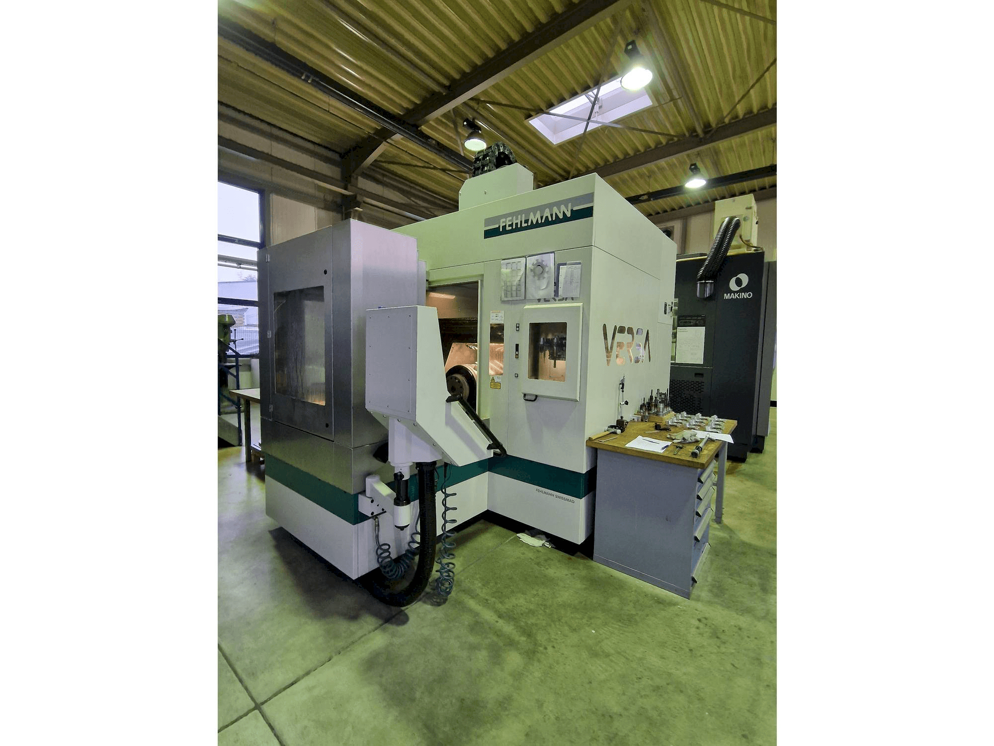 Frontansicht der FEHLMANN Versa P825 Maschine