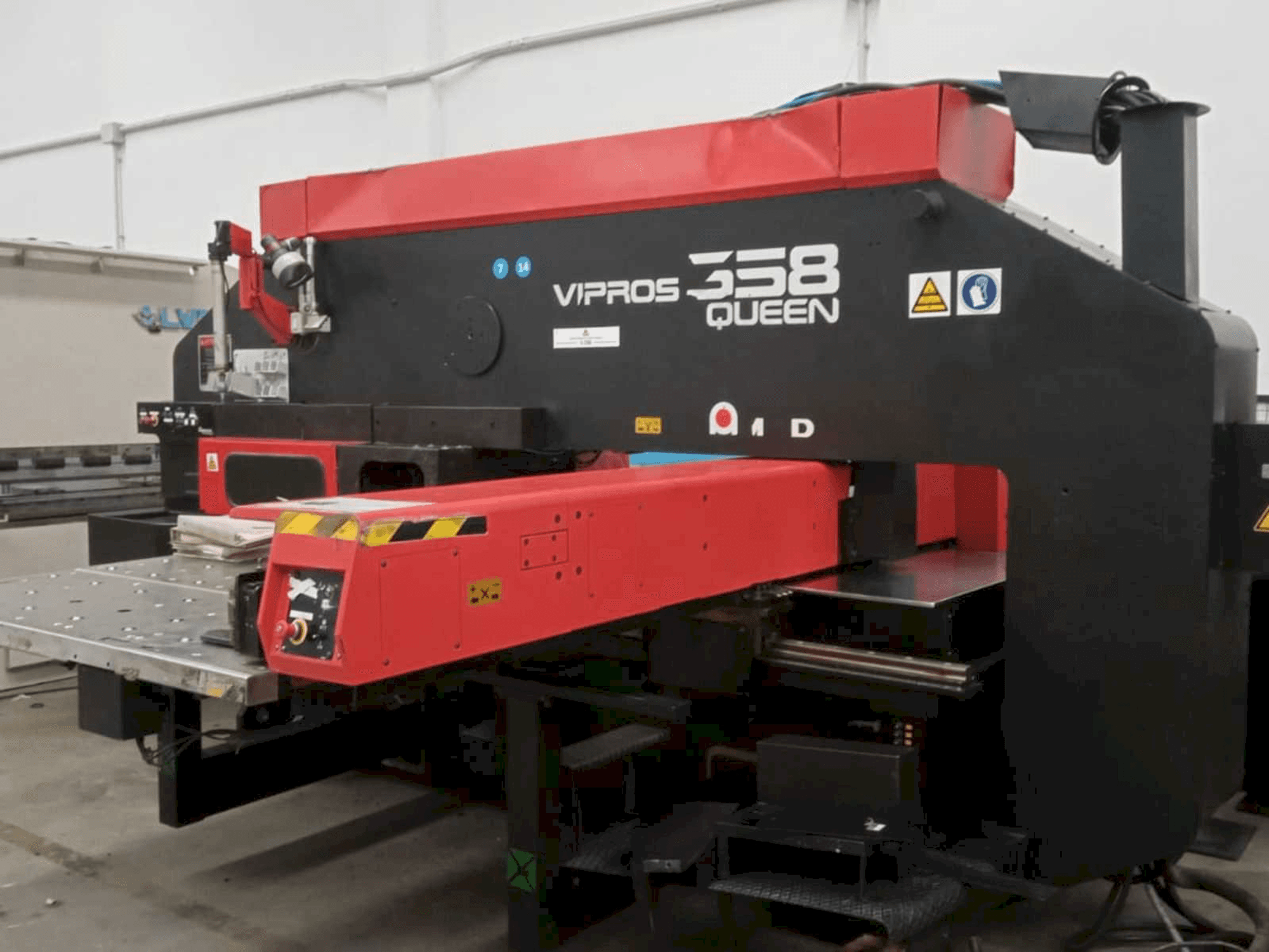 Frontansicht der AMADA Vipros 358 Queen Maschine
