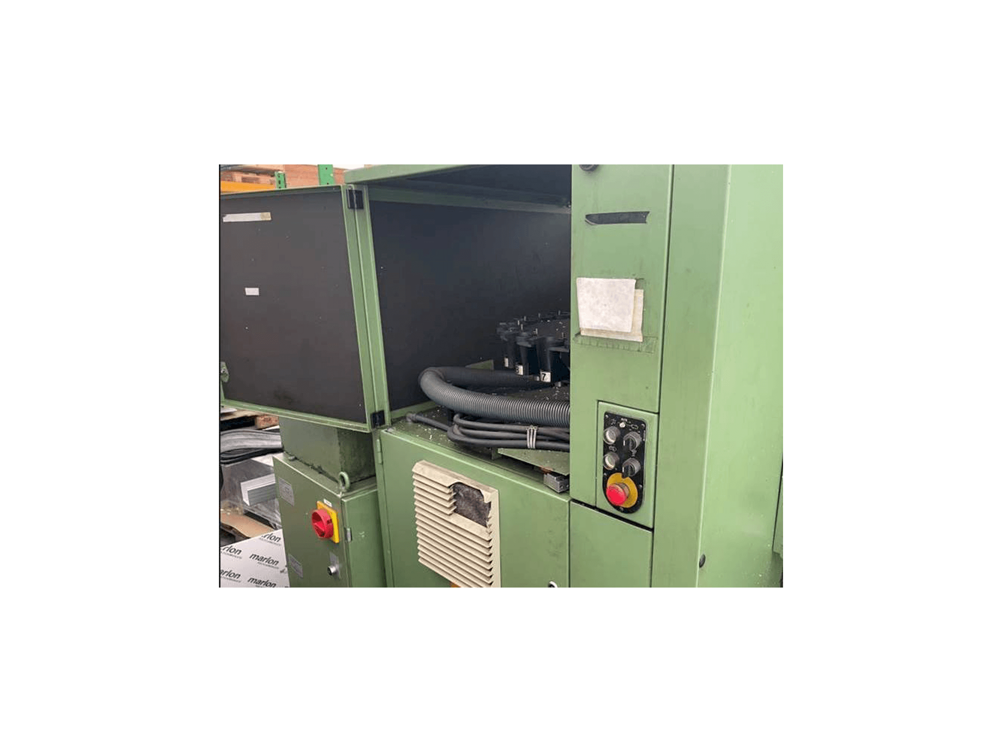 Frontansicht der DECKEL FP4AT Maschine