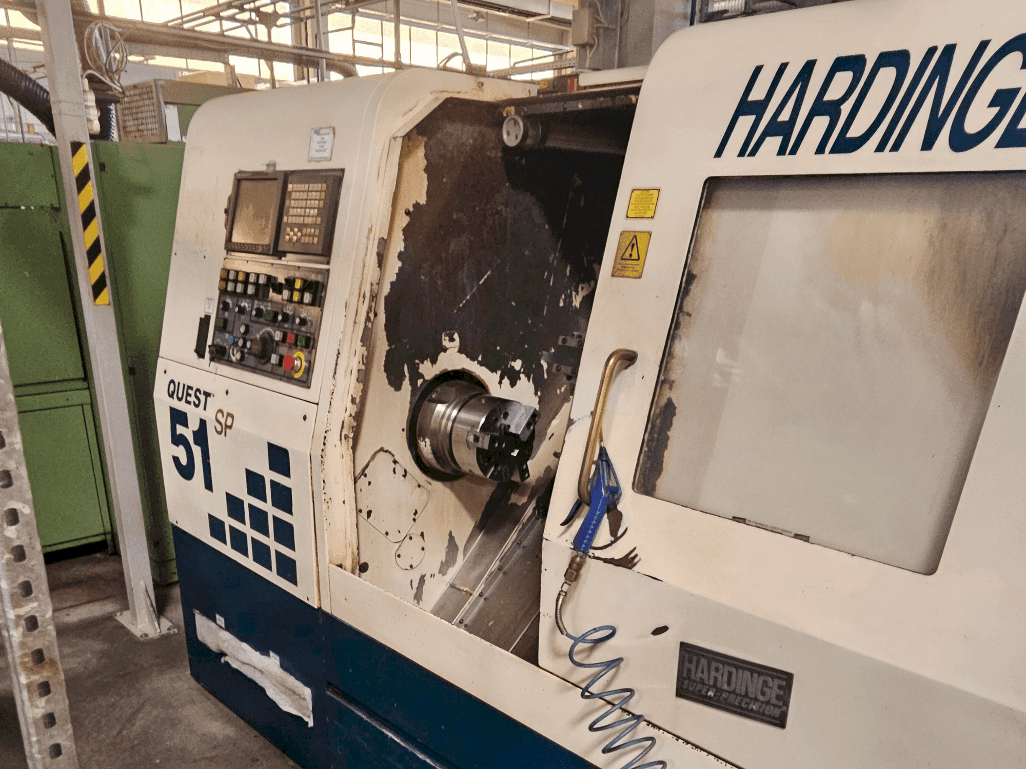 Frontansicht der HARDINGE Quest 51 SP Maschine