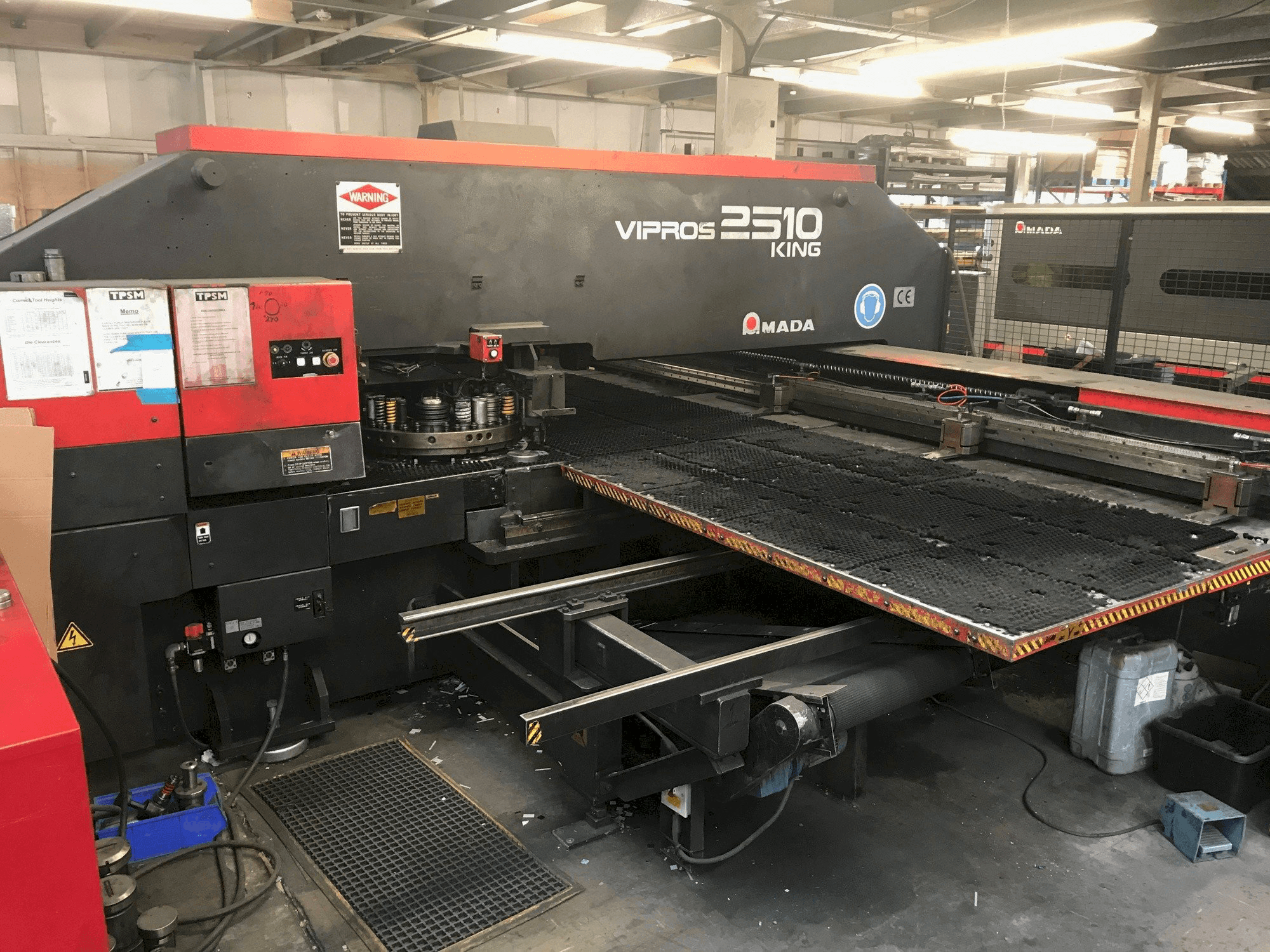 Frontansicht der AMADA VIPROS 2510 KING Maschine