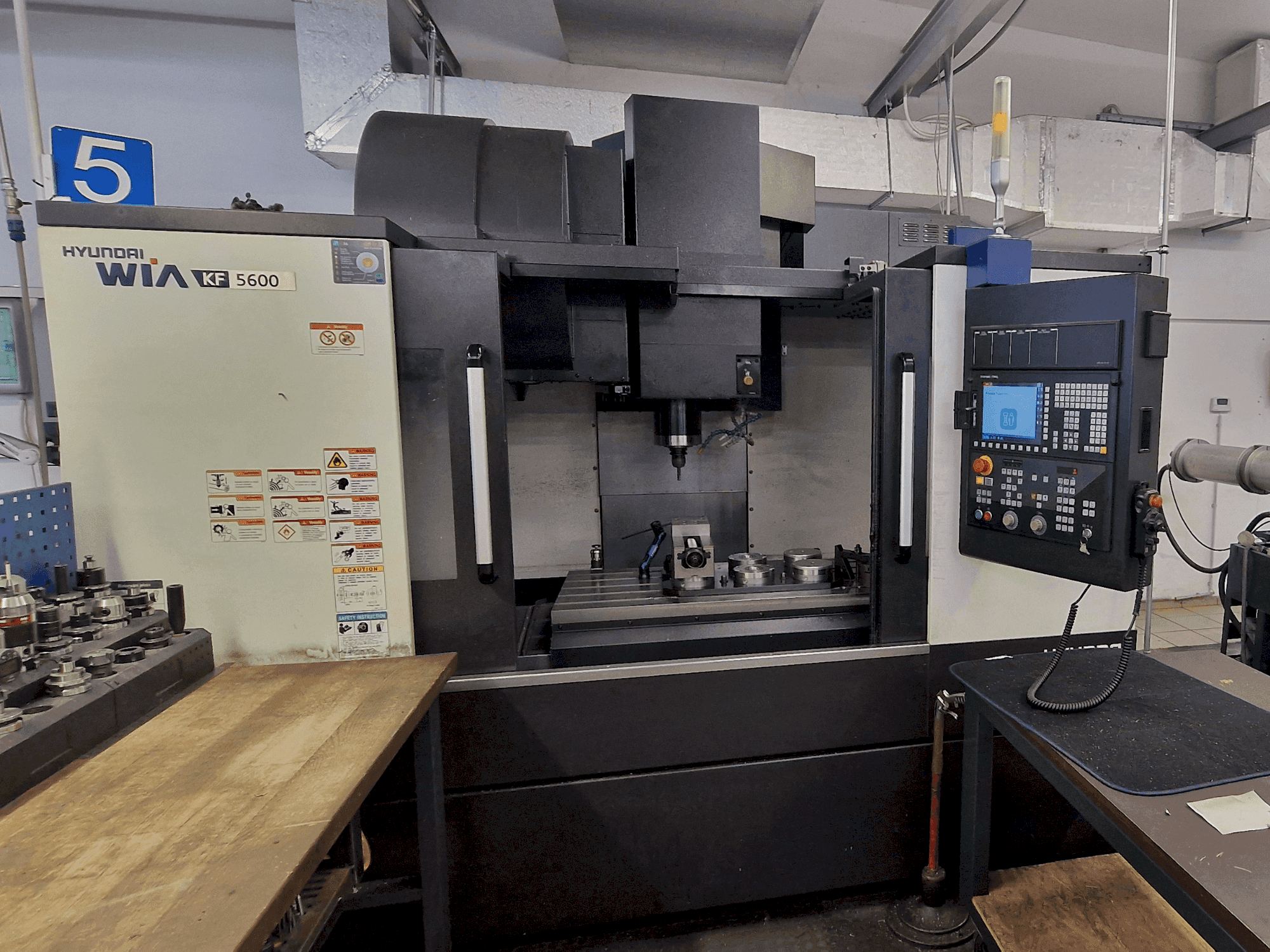 Frontansicht der Hyundai WIA KF 5600 Maschine