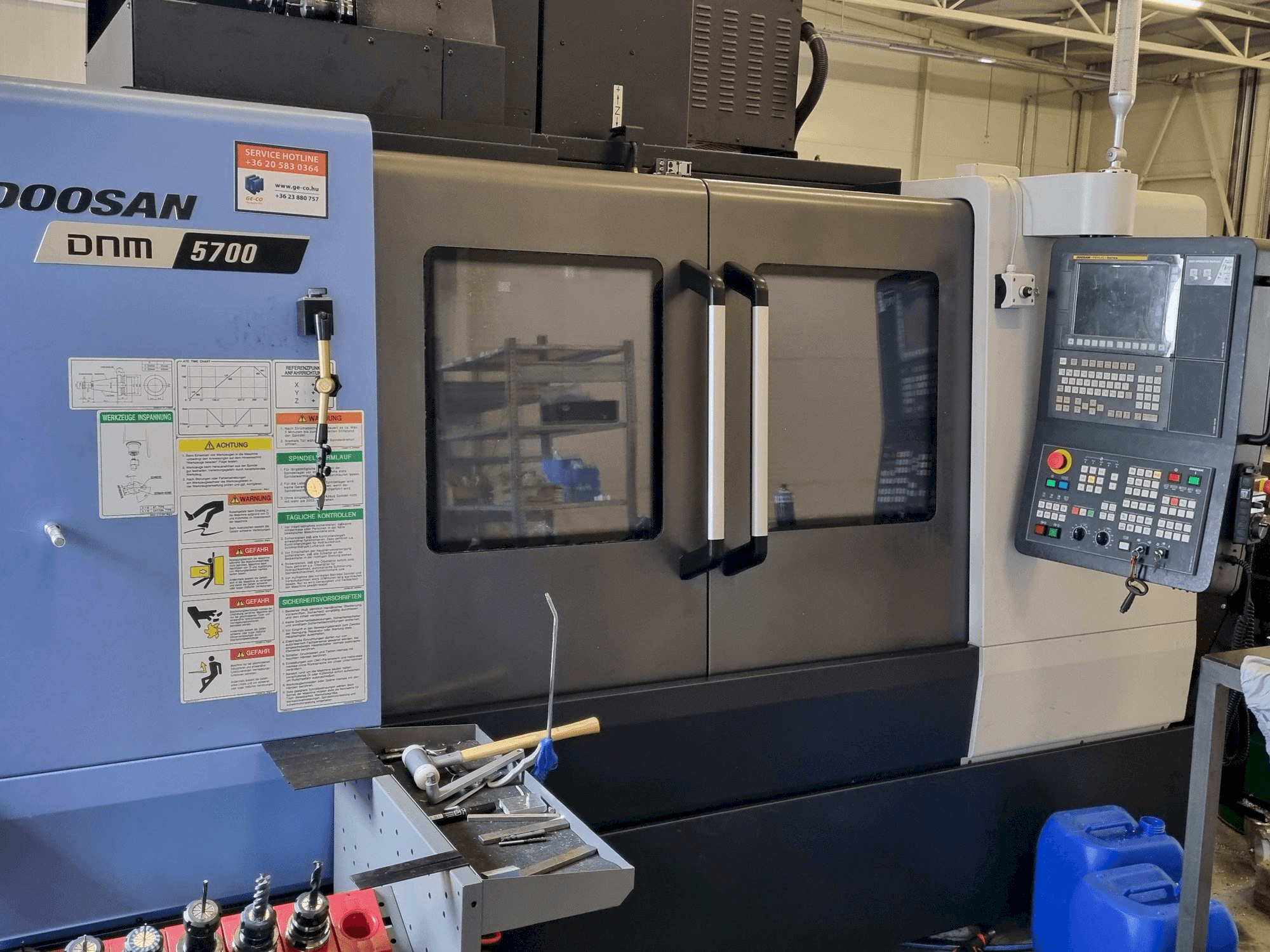 Frontansicht der DOOSAN DNM 5700 Maschine