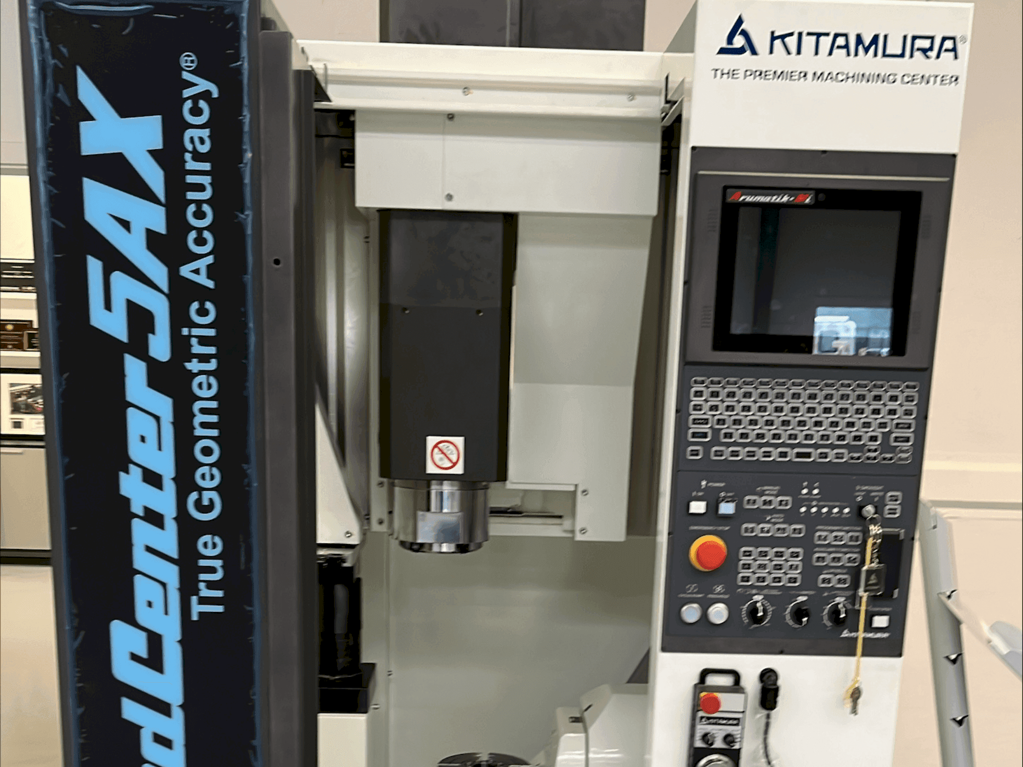 Frontansicht der Kitamura Medcenter 5AX Maschine