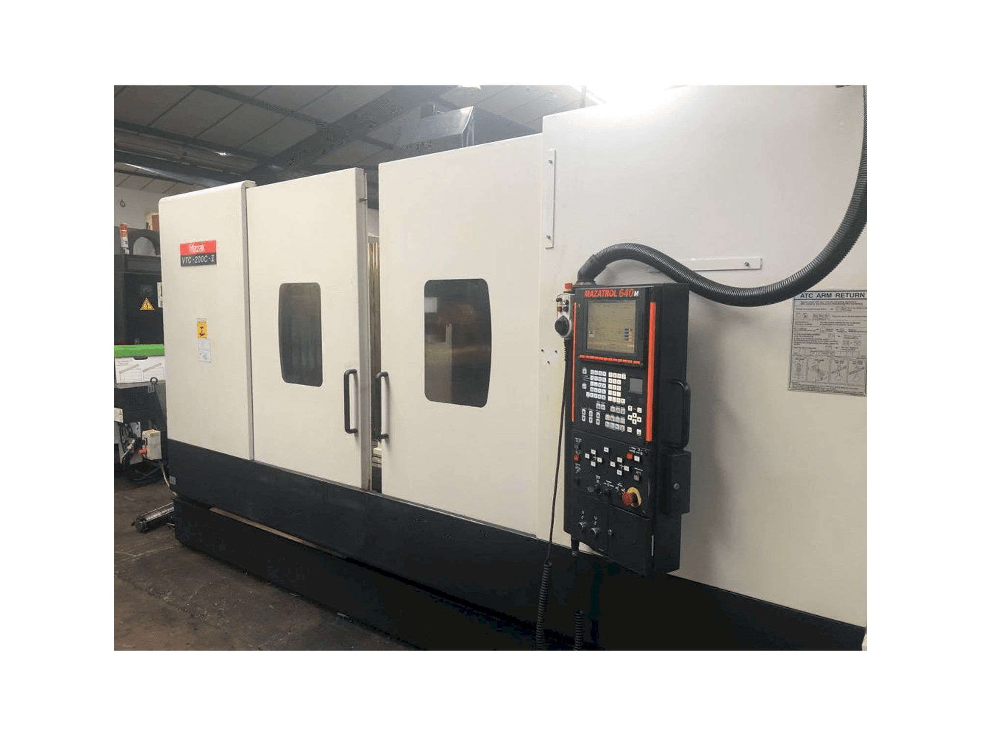 Frontansicht der Mazak VTC-200C-II Maschine