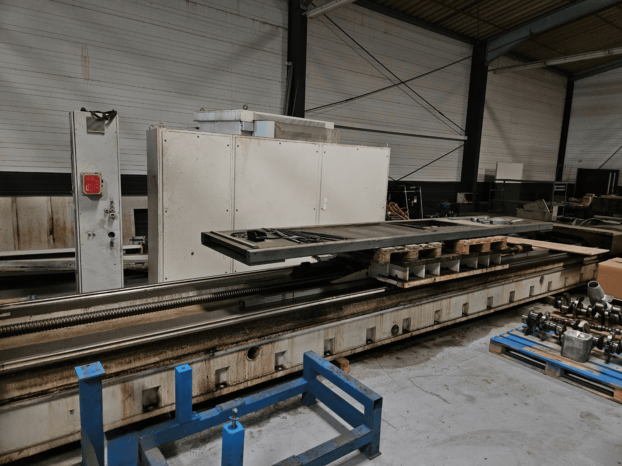 SHW UFZ 6L Bettfräsmaschine in der Frontansicht mit großem Frästisch und Bedienfeld.
