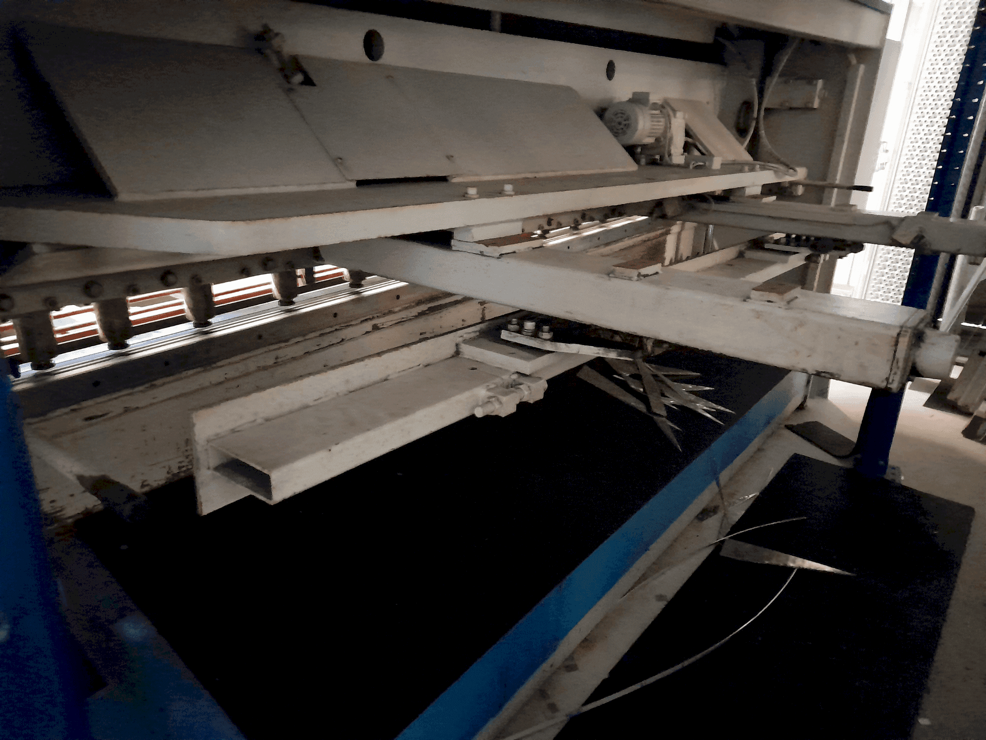 Frontansicht der LVD HST 25/6 Maschine