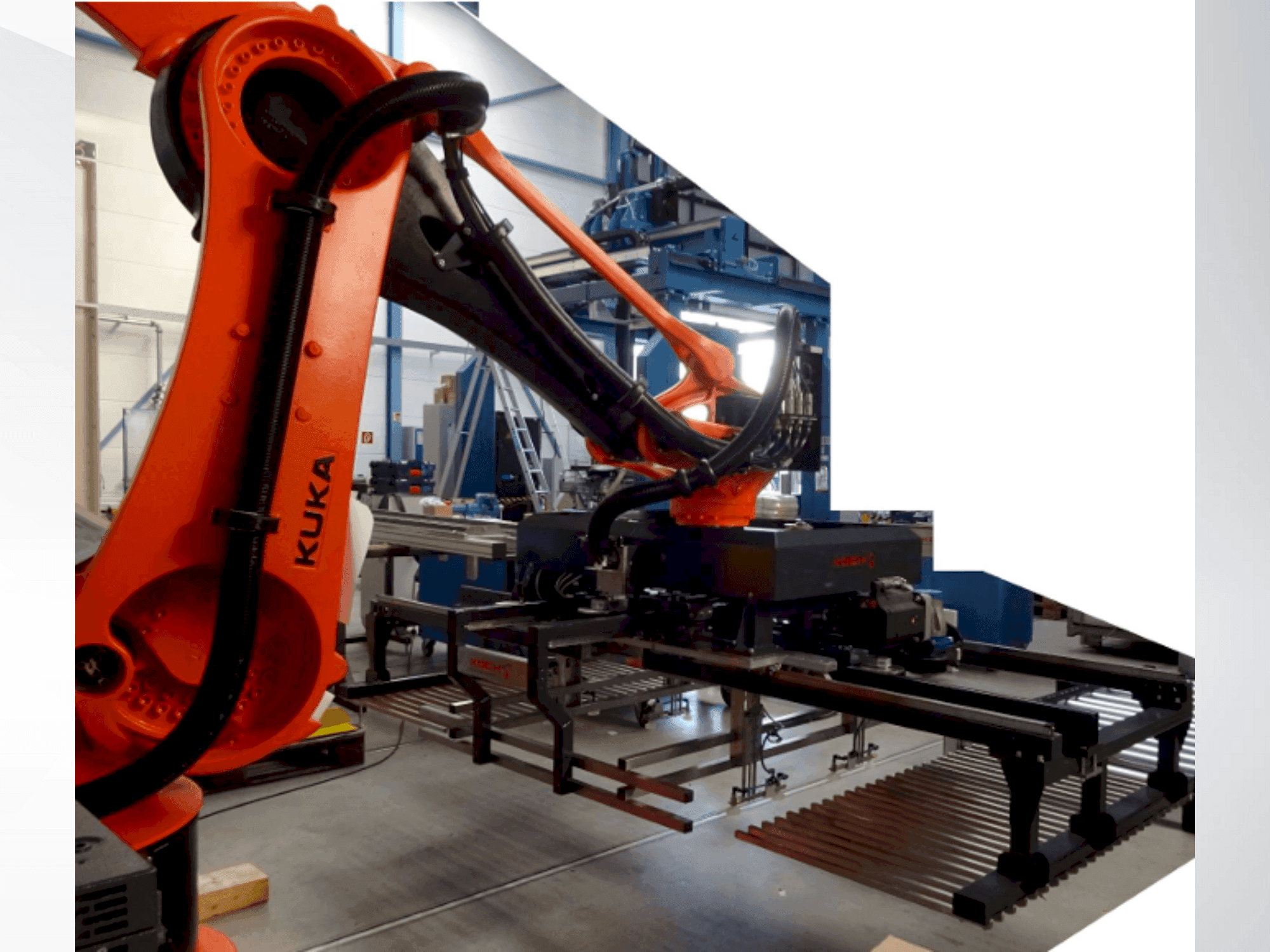 Frontansicht der KUKA KR 700 PA Maschine