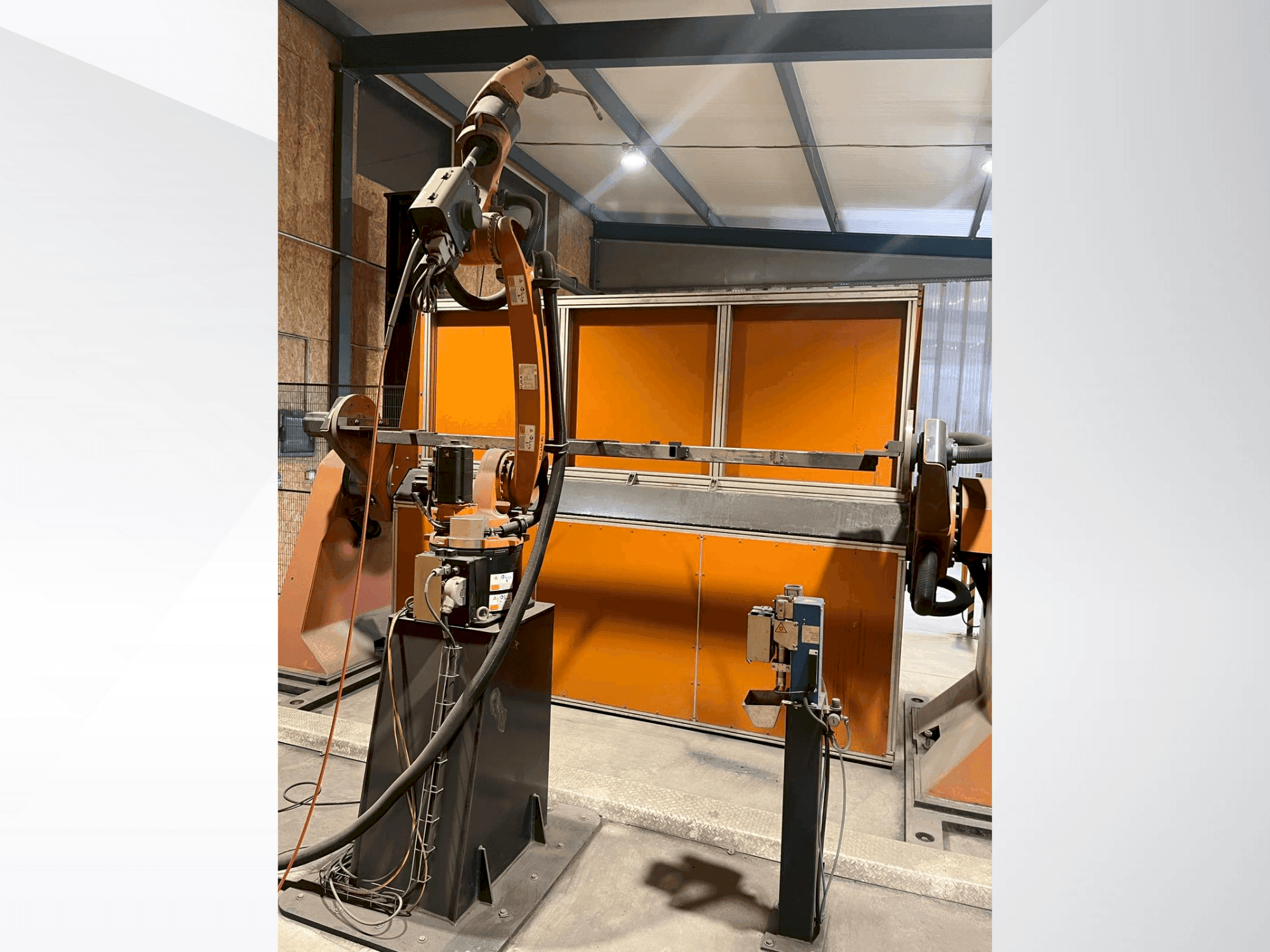 Frontansicht der KUKA KR8 R2100-2 arc HW Maschine
