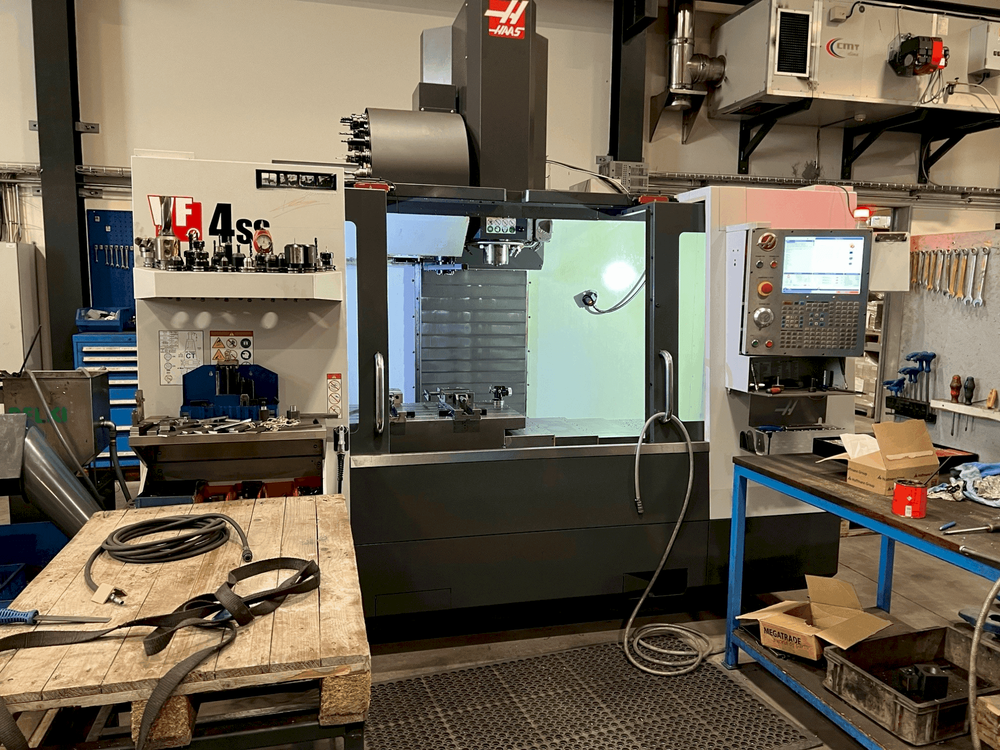 Frontansicht der HAAS VF-4SS Maschine