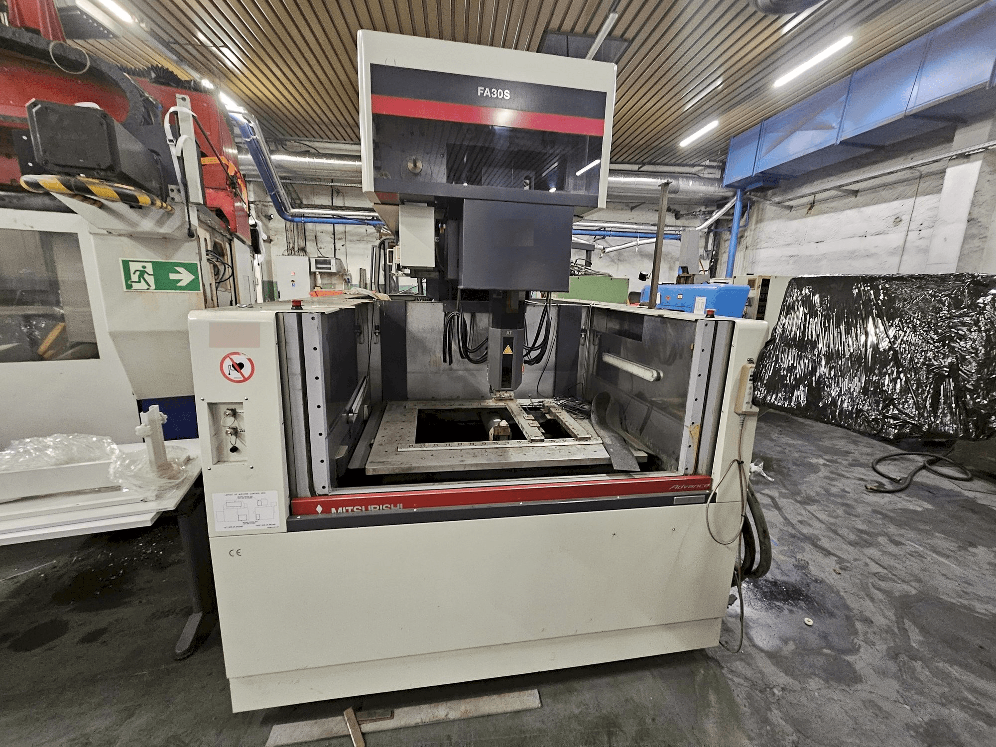 Frontansicht der Mitsubishi FA30VM Maschine