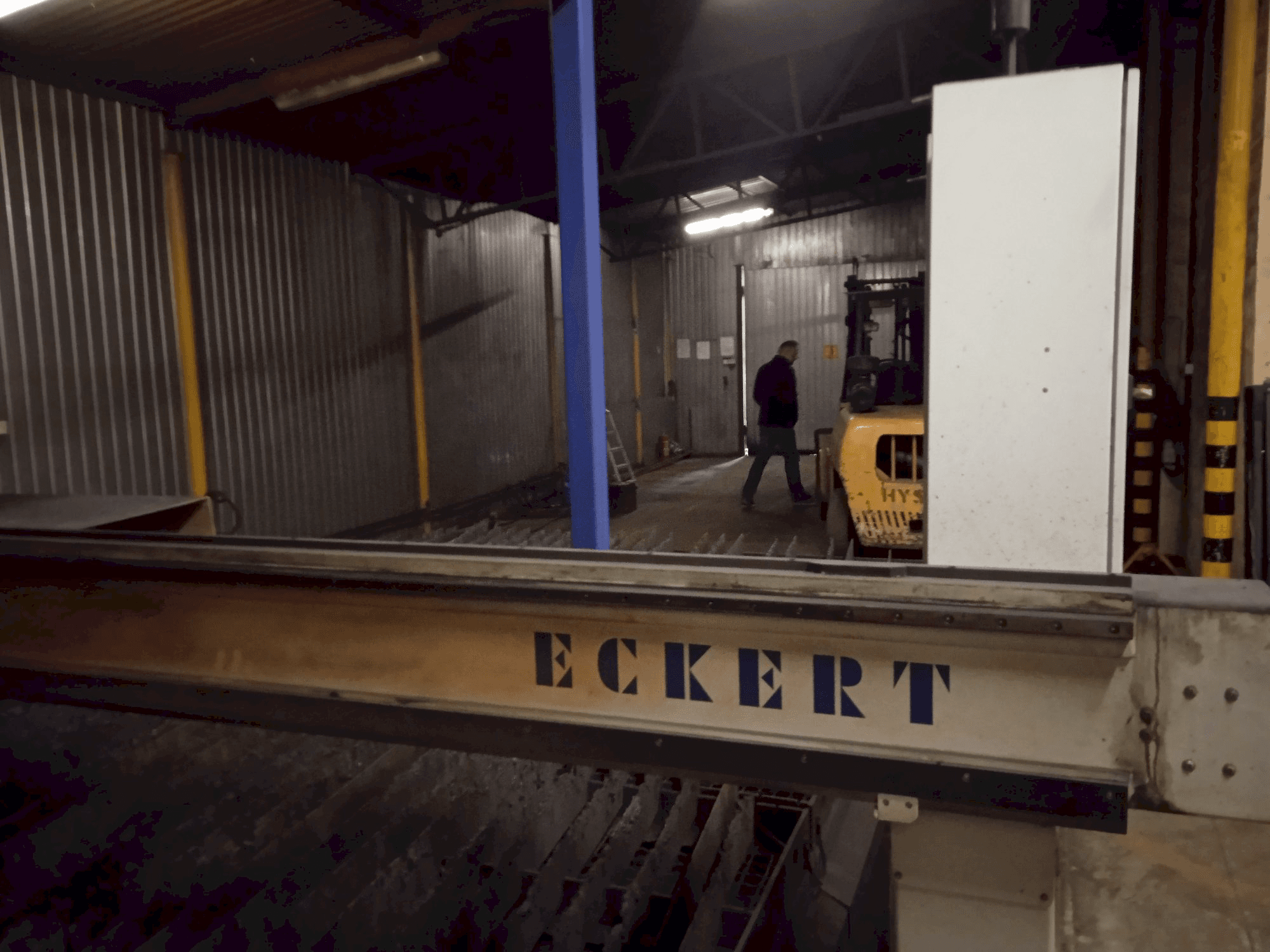 Frontansicht der ECKERT SZAFIR BL2 Maschine