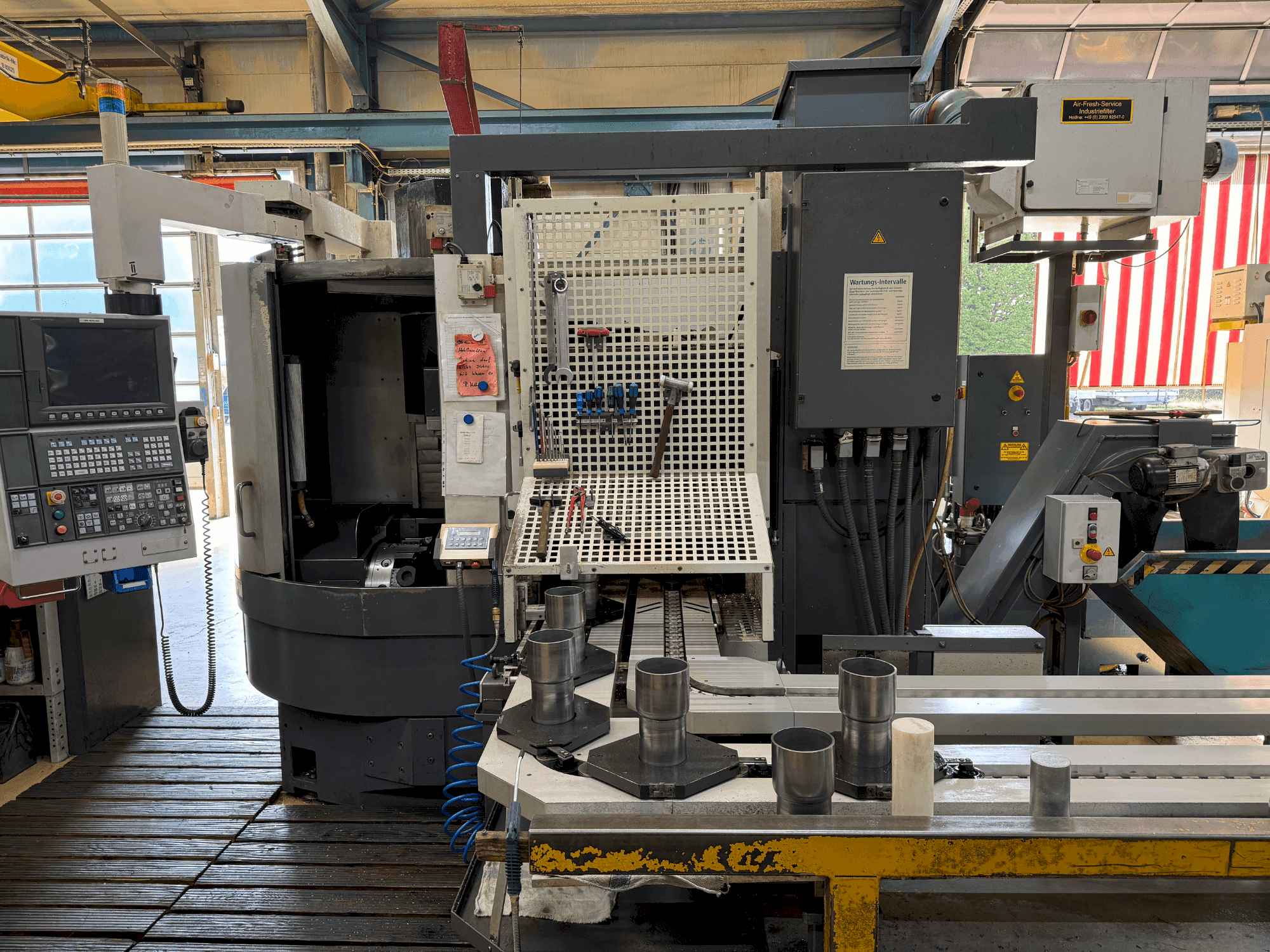 Frontansicht der Okuma LVT 300-M Maschine