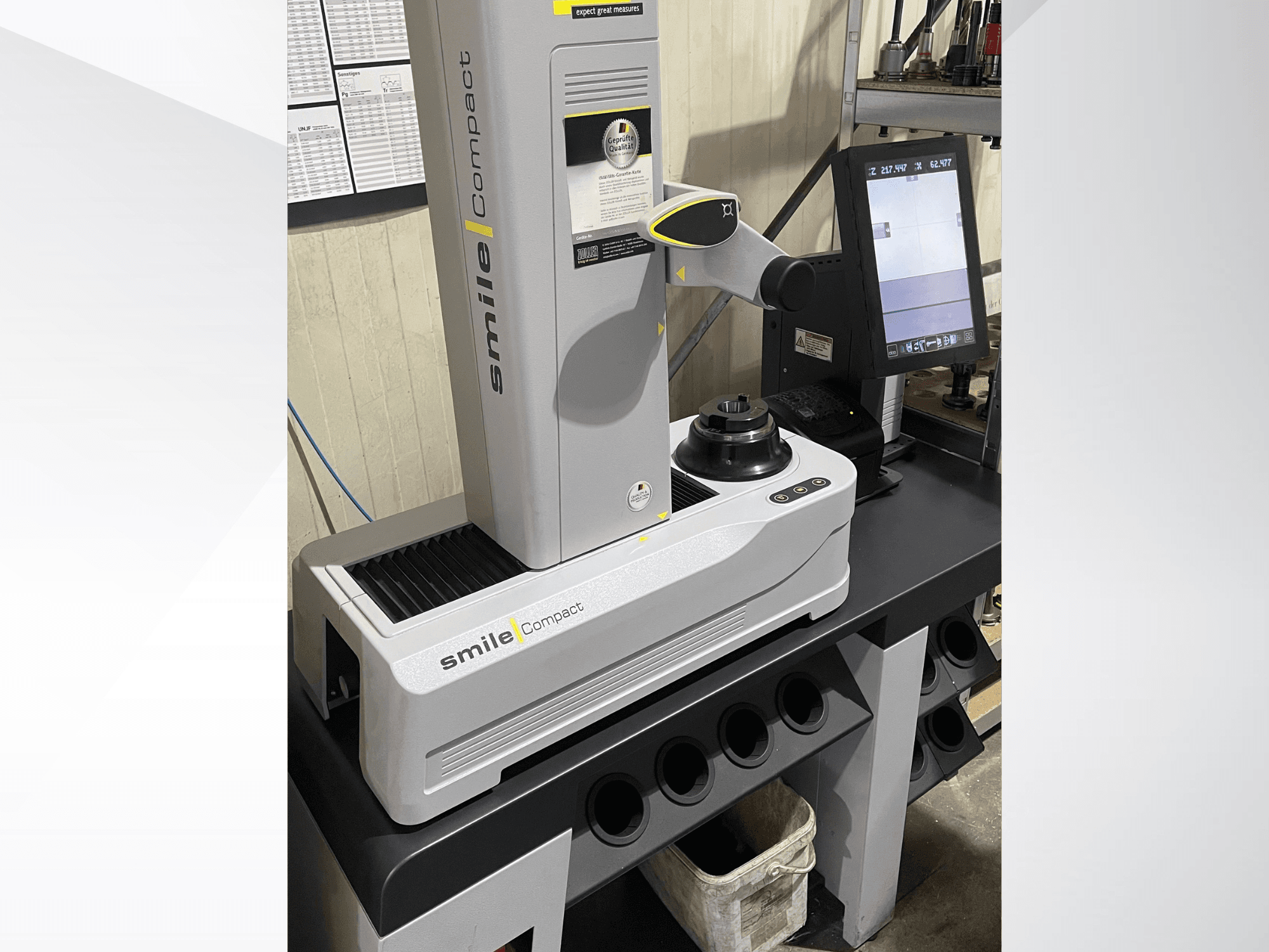 Zoller smileCompact-Werkzeugmaschine in der Vorderansicht, ausgestattet mit einem digitalen Display und Präzisionsmesskomponenten.