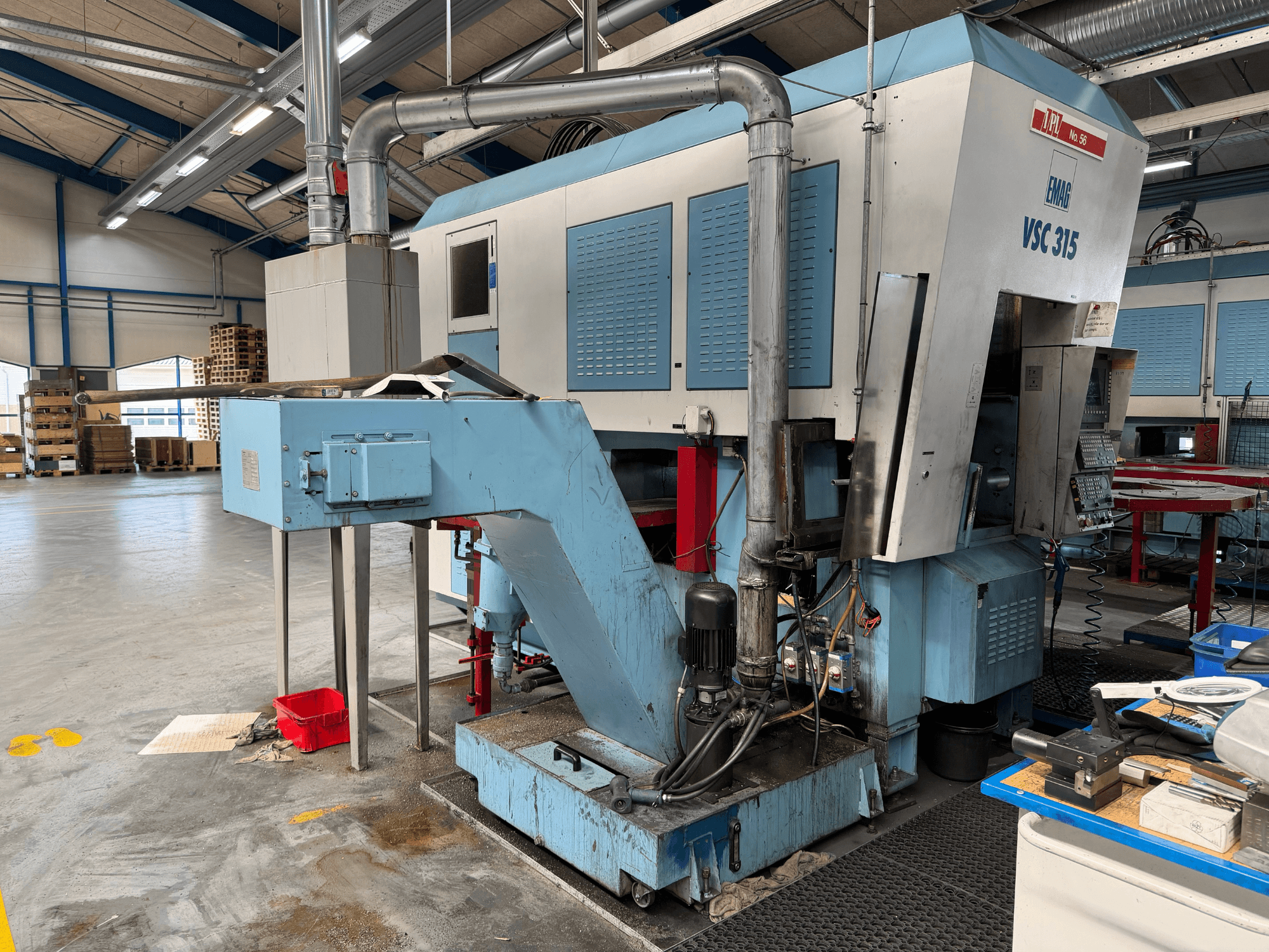 Vertikaldrehmaschine EMAG VSC 315 in der Seitenansicht mit Bedienpult, Kühlmittelanlage und Maschinenaufbau.