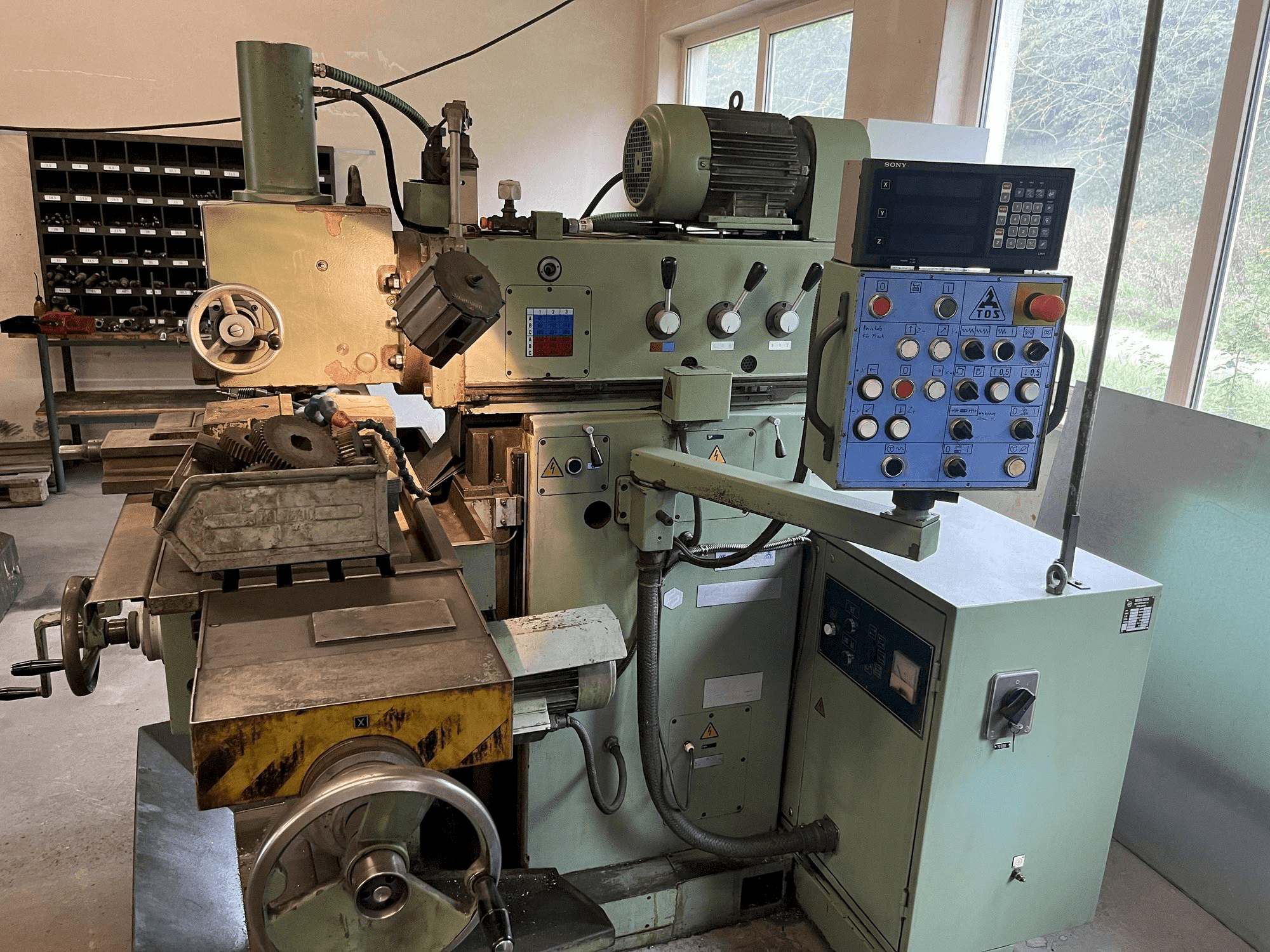 Frontansicht der TOS FGS 25 Maschine