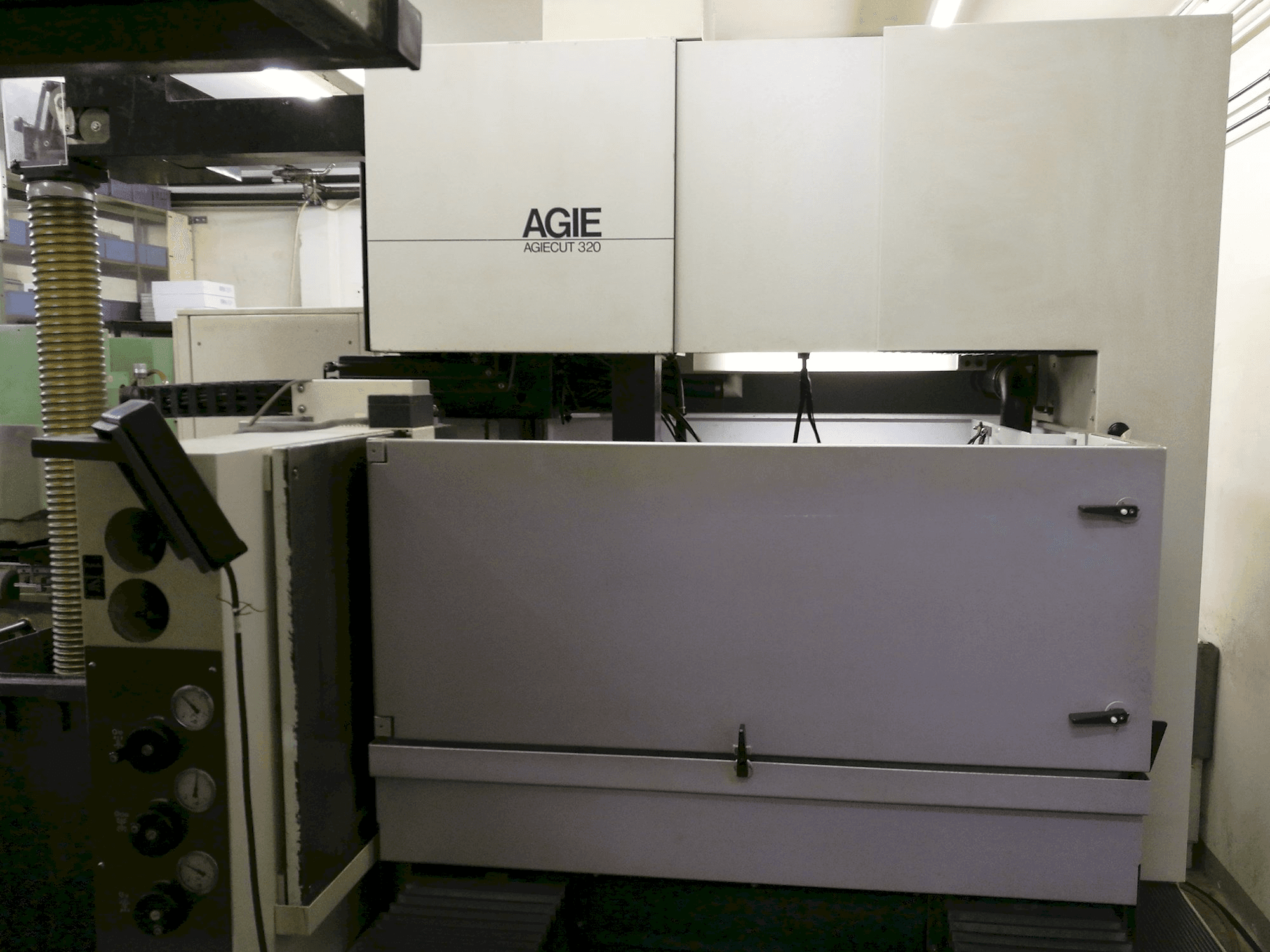 Frontansicht der AGIE AGIECUT 320 Maschine