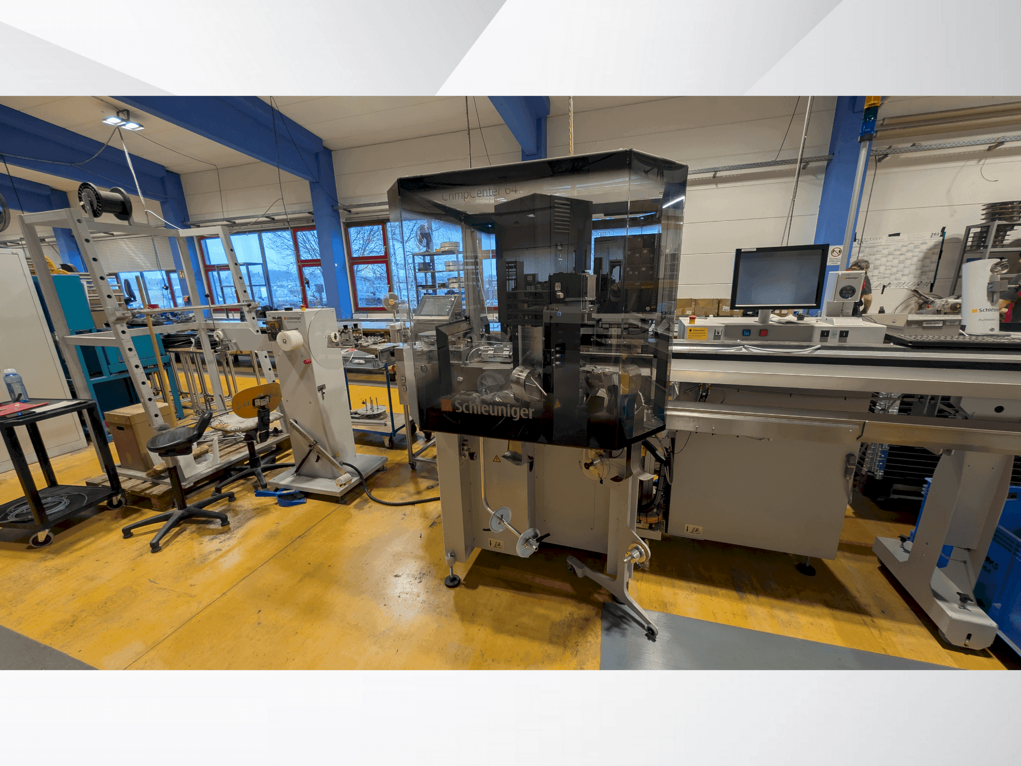 Frontansicht der Schleuniger CrimpCenter 64 Maschine