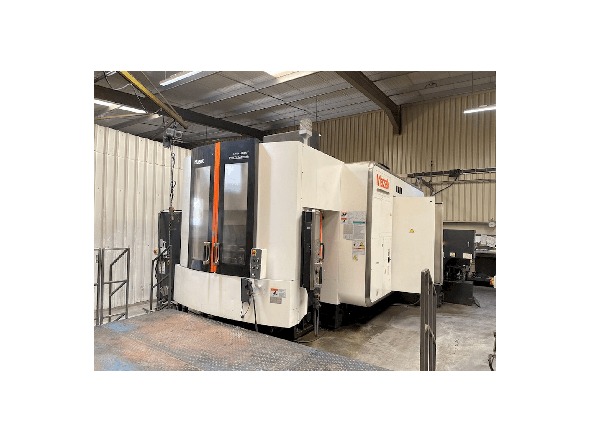 Frontansicht der Mazak VARIAXIS i-800 Maschine