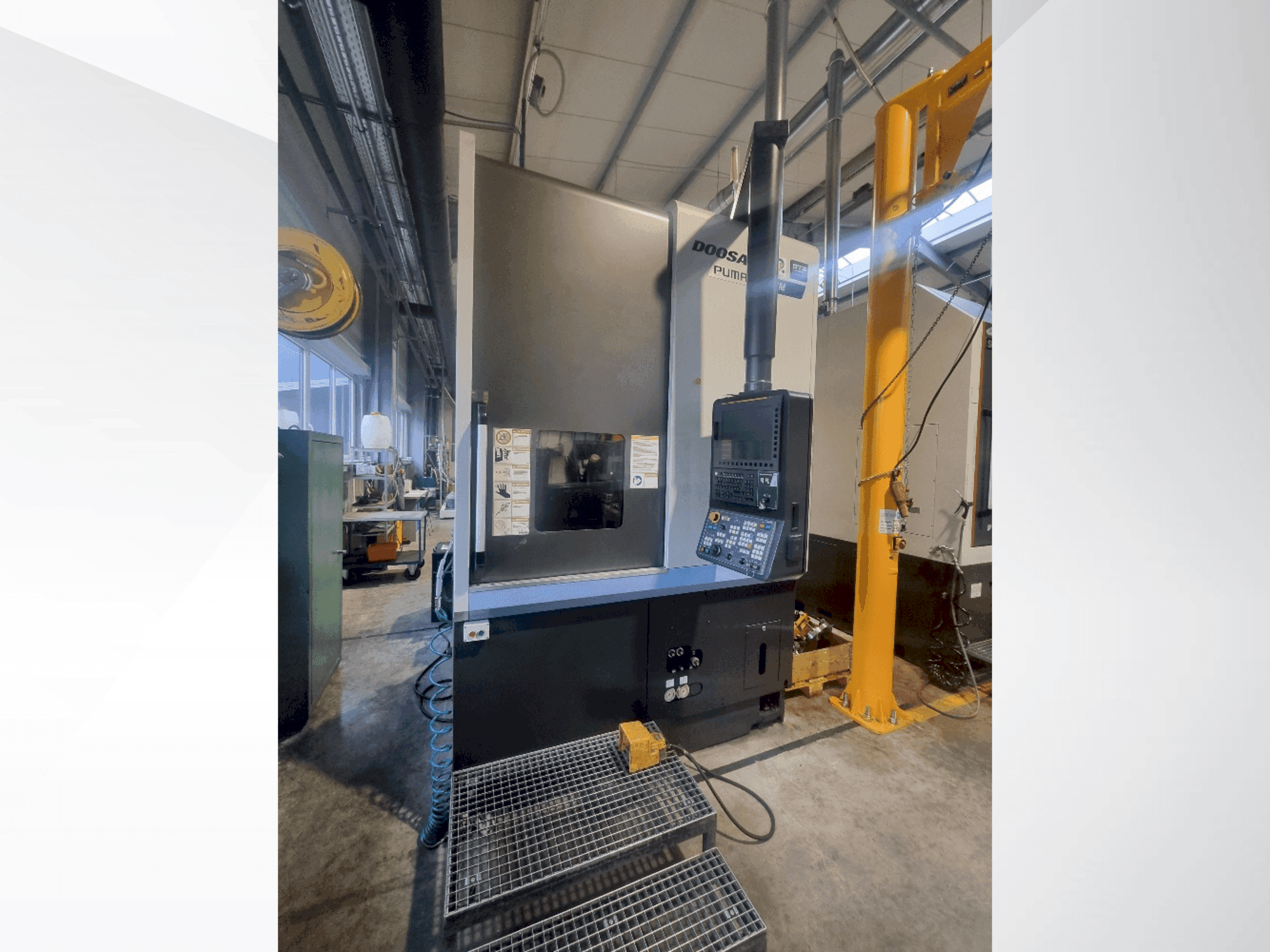 Frontansicht der DOOSAN V8300MR Maschine