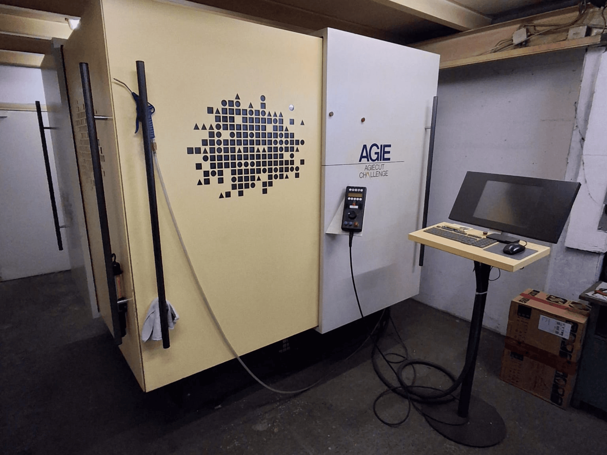AGIE Agiecut Challenge 2-Draht-Drahterodiermaschine in einer Werkstatt, mit Bedienfeld und Monitor auf einem Ständer, Vorderansicht.