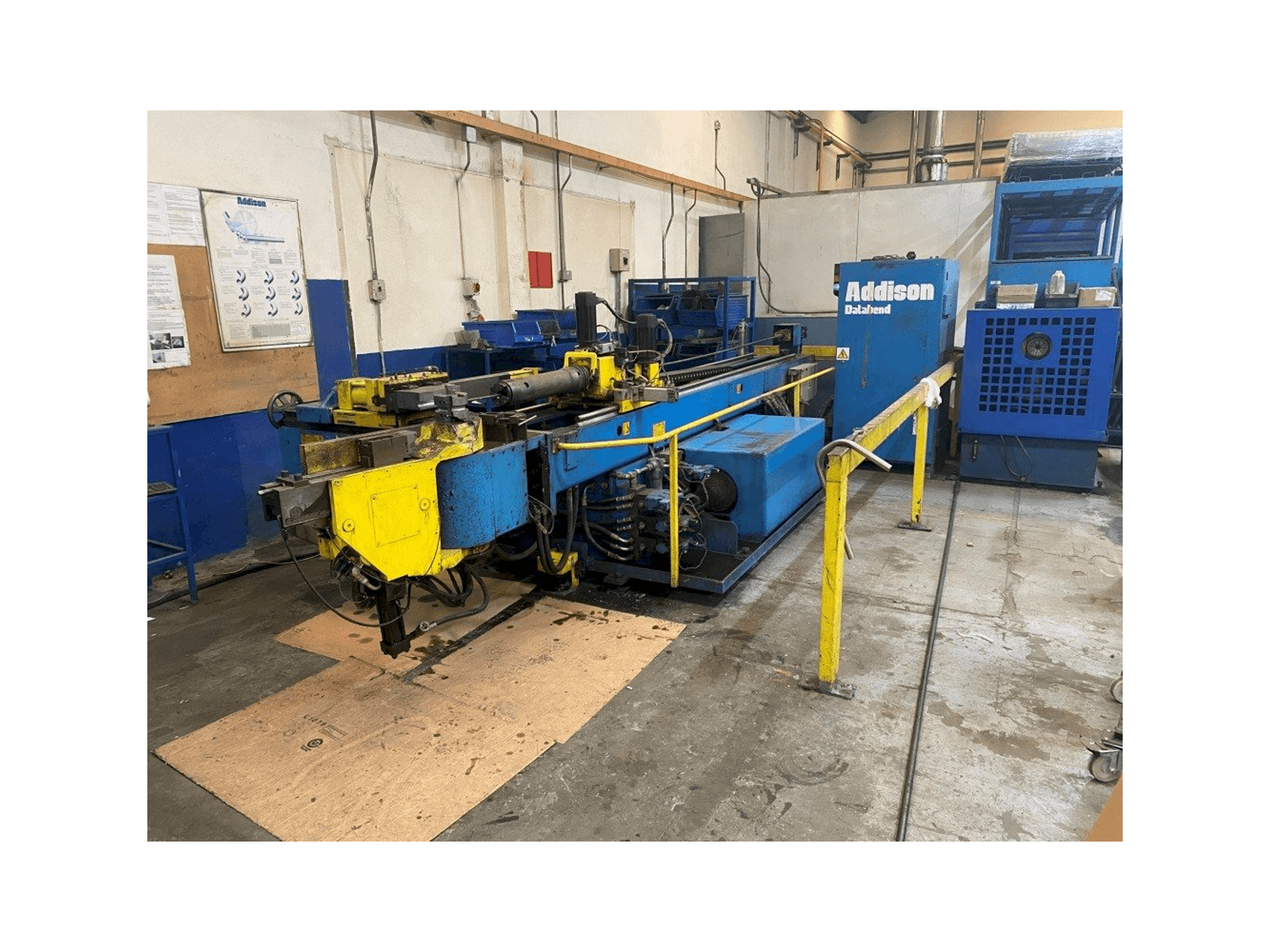 Frontansicht der Addison DB-76 3D CNC Maschine