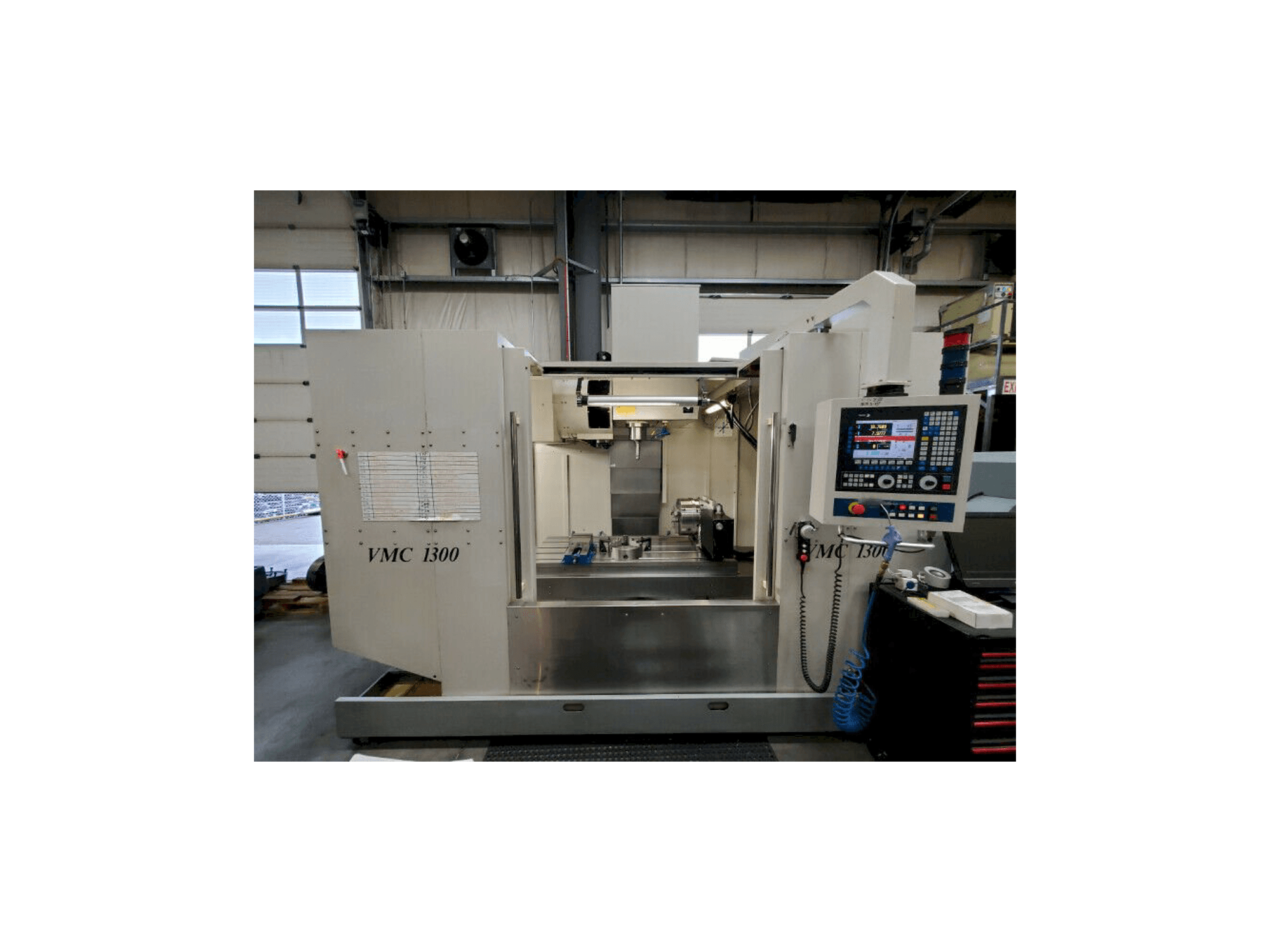 Frontansicht der Modern Microcut VMC 1300 Maschine