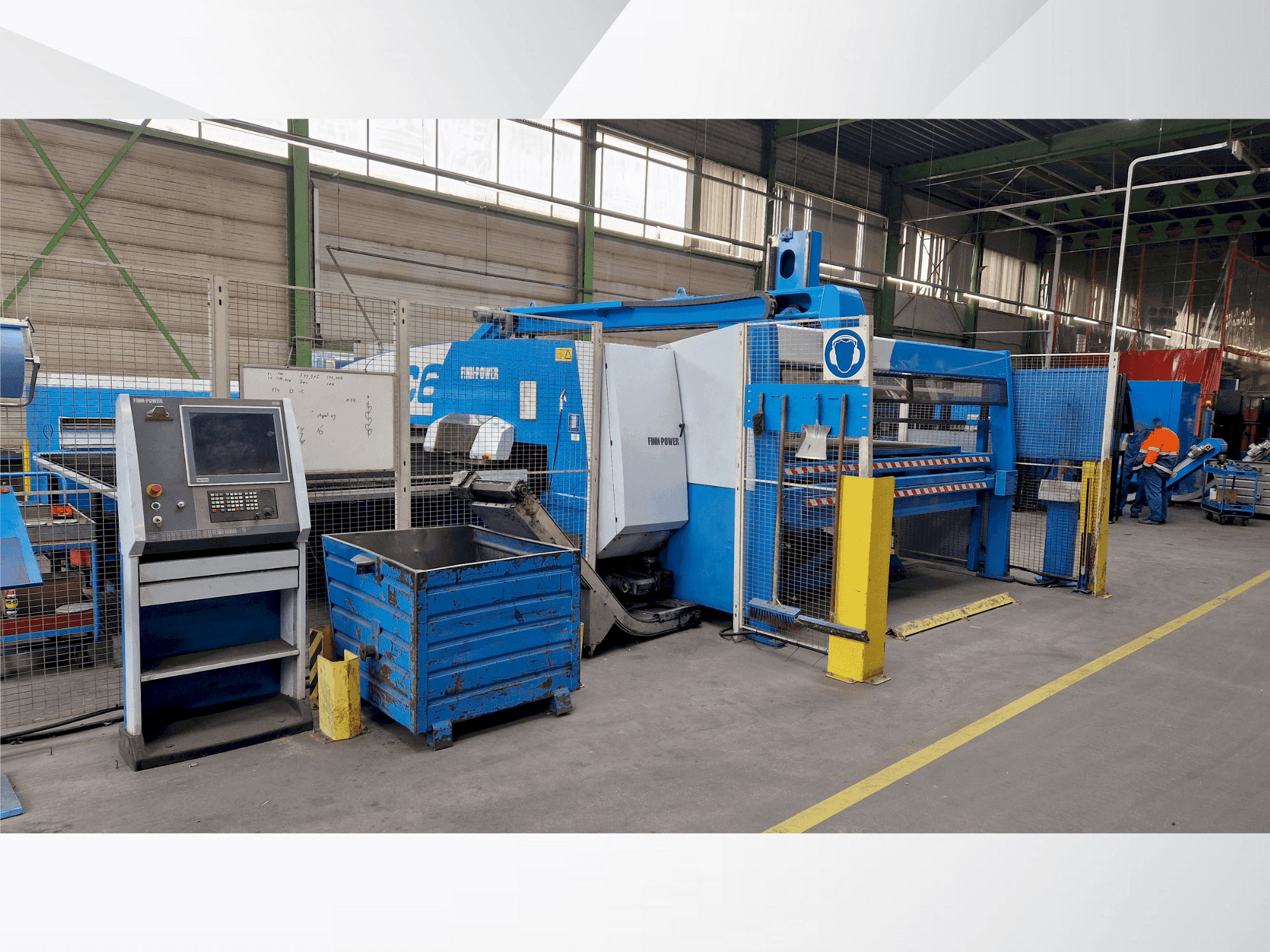 Frontansicht der Finn-Power C6 Maschine